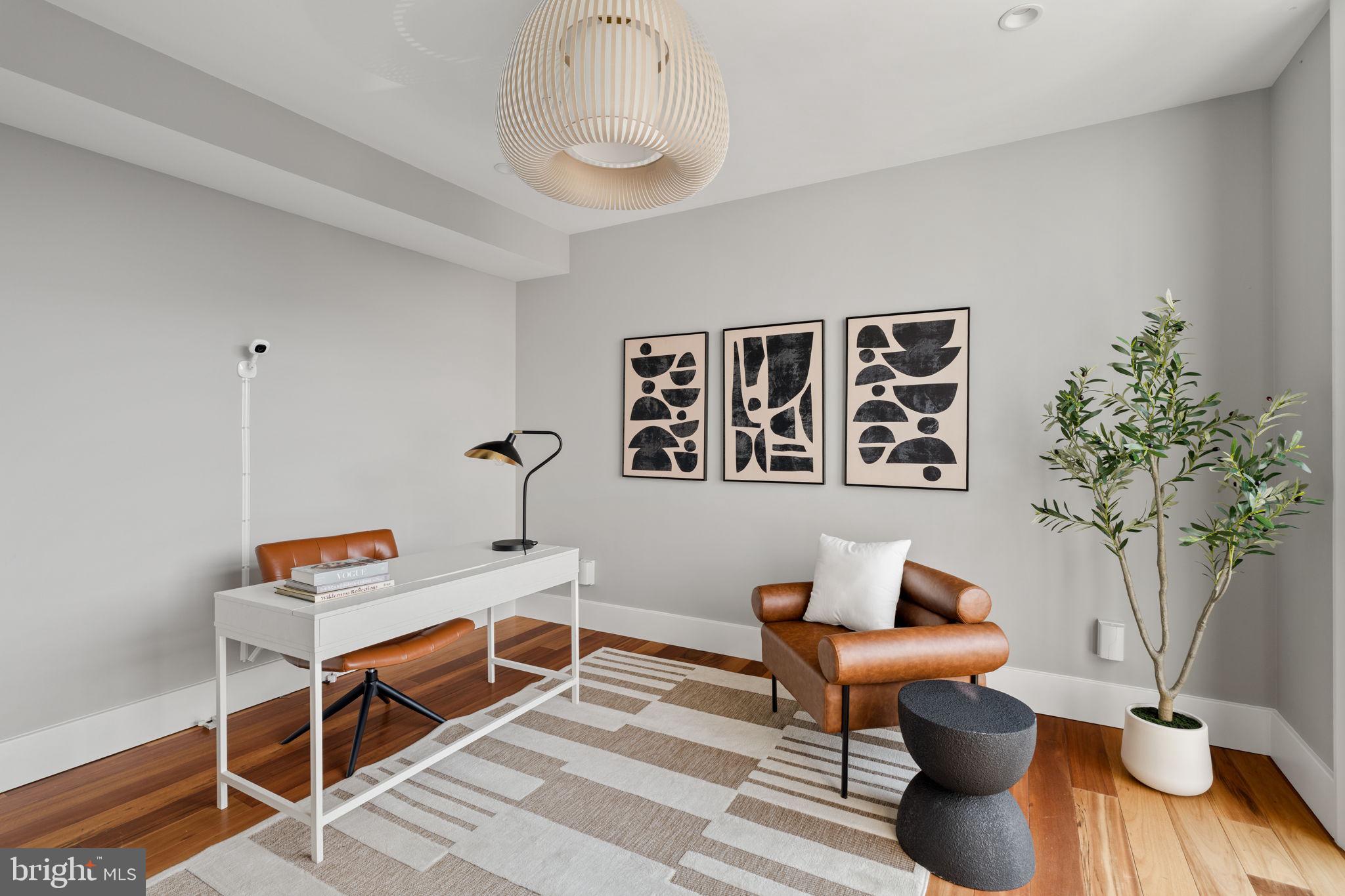 QUEEN VILLAGE - Residential