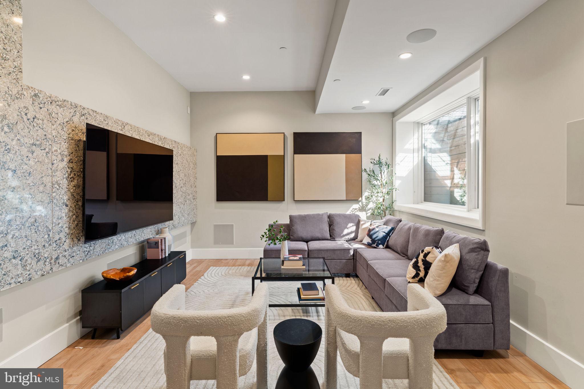 QUEEN VILLAGE - Residential