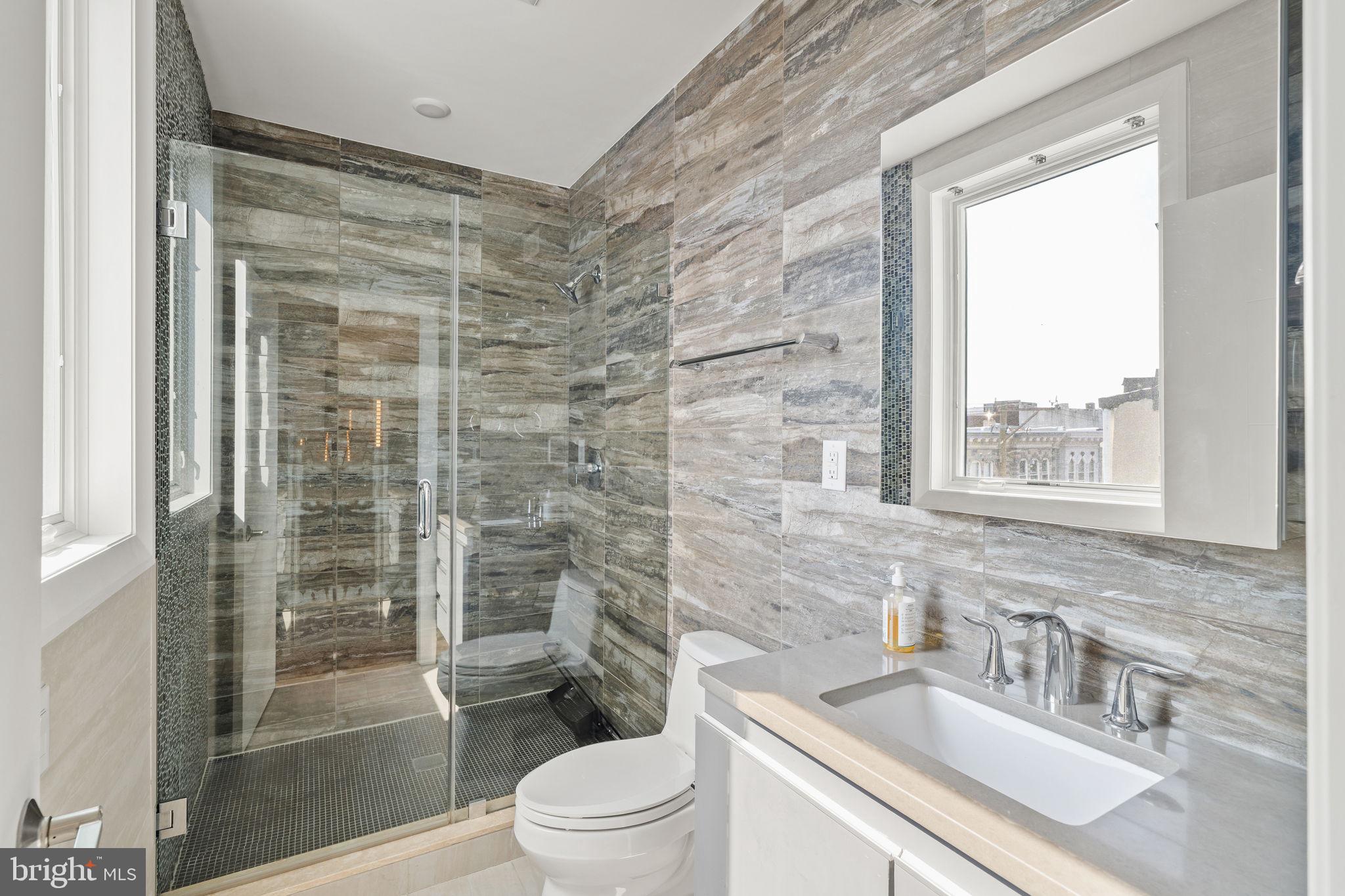 QUEEN VILLAGE - Residential