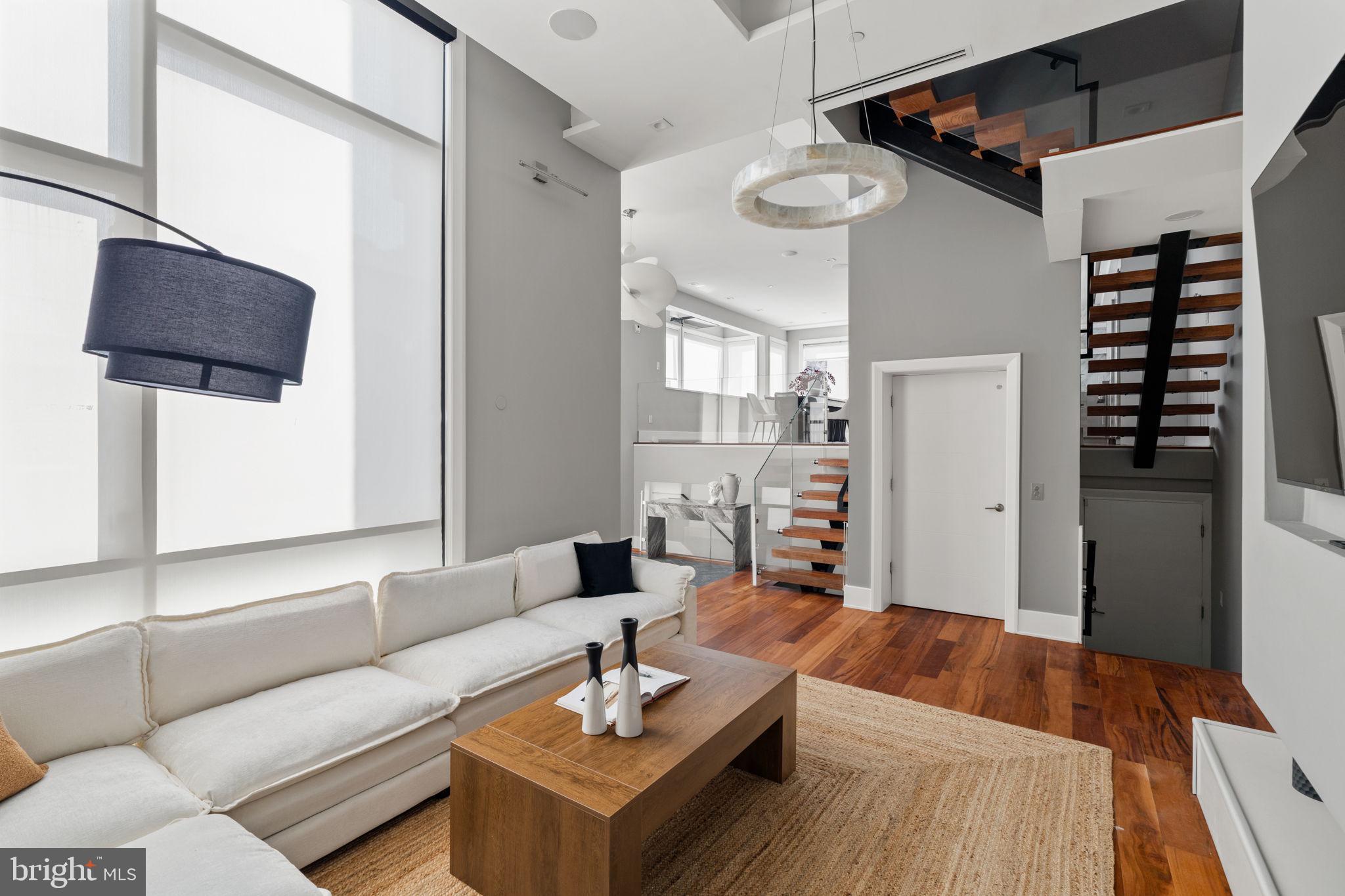 QUEEN VILLAGE - Residential