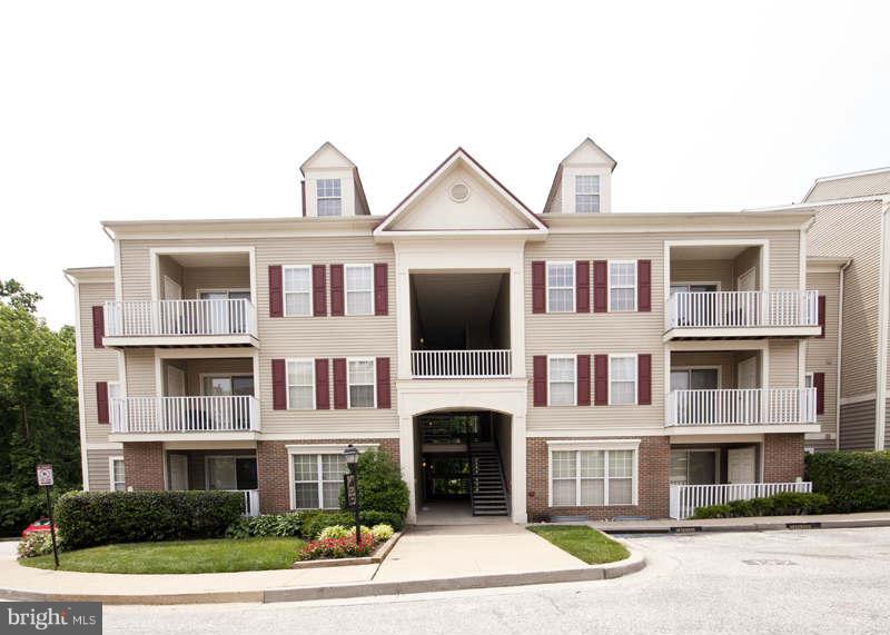 IMMACULATE TOP FLOOR CONDO W/ LOFT, ONE OF THE LARGEST IN FALLS GABLE! NEW CARPET, BOILER & H2O IN '09, NEW AC, ALARM SYSTEM, & W/D IN '11, NEWER PLUMBING FIXTURES & CEILING FANS! MSTR BED AND 2ND BED BOTH OFFER WALK IN CLOSETS AND ATTACHED UPDATED FULL BATHS, LIVING ROOM OFF KITCHEN W/ GAS FPL, 2 STORY VAULTED CEILINGS, SPACIOUS LOFT AREA W/ LG LAUNDRY ROOM. SOUTHERN EXPOSURE AND WOODED VIEWS!!