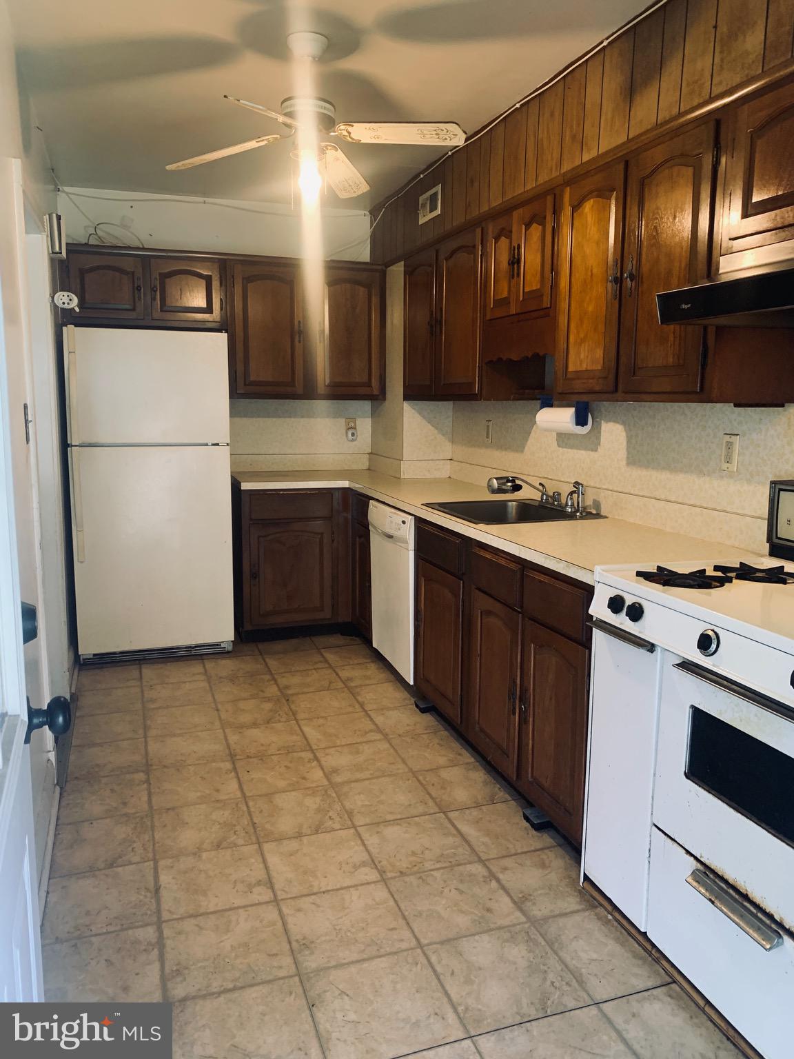 LAKEWOOD APARTMENTS - Residential