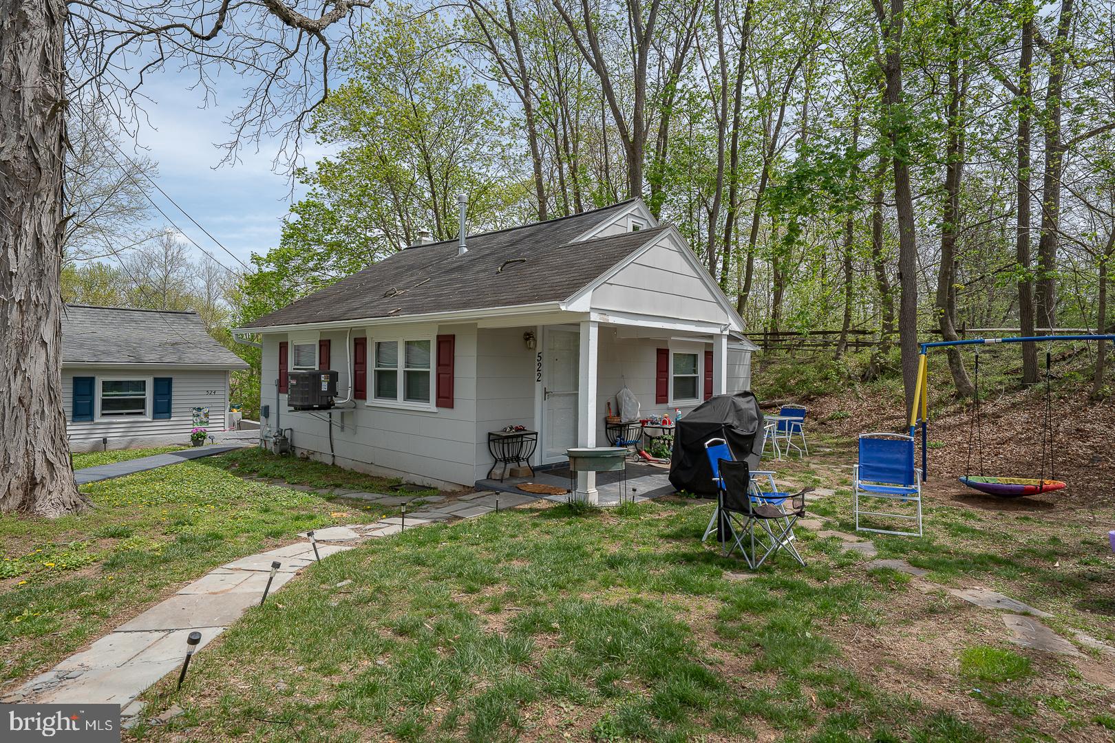 Main image without alt text