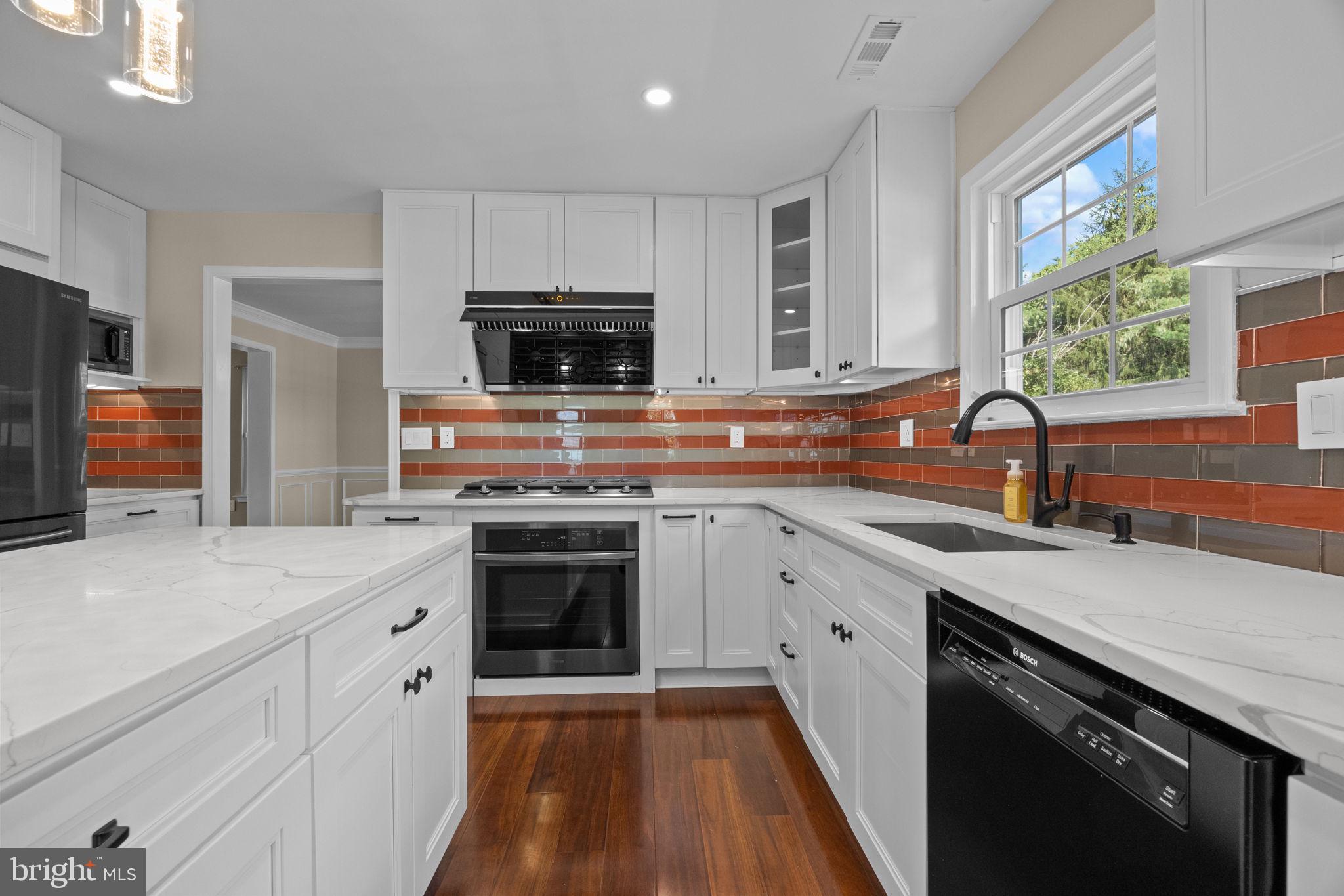 LONGSHORE ESTS - Residential