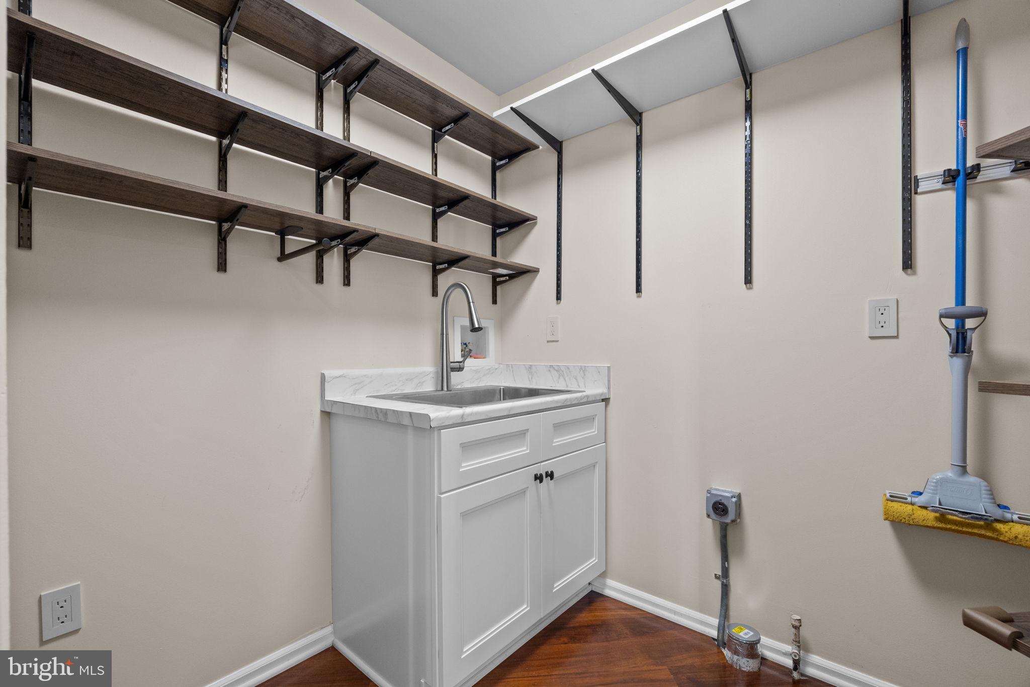 LONGSHORE ESTS - Residential