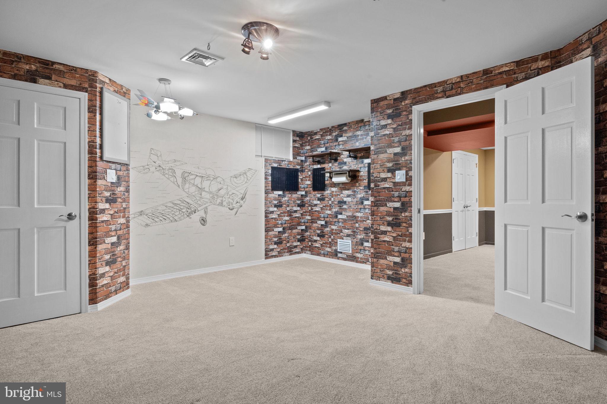 LONGSHORE ESTS - Residential