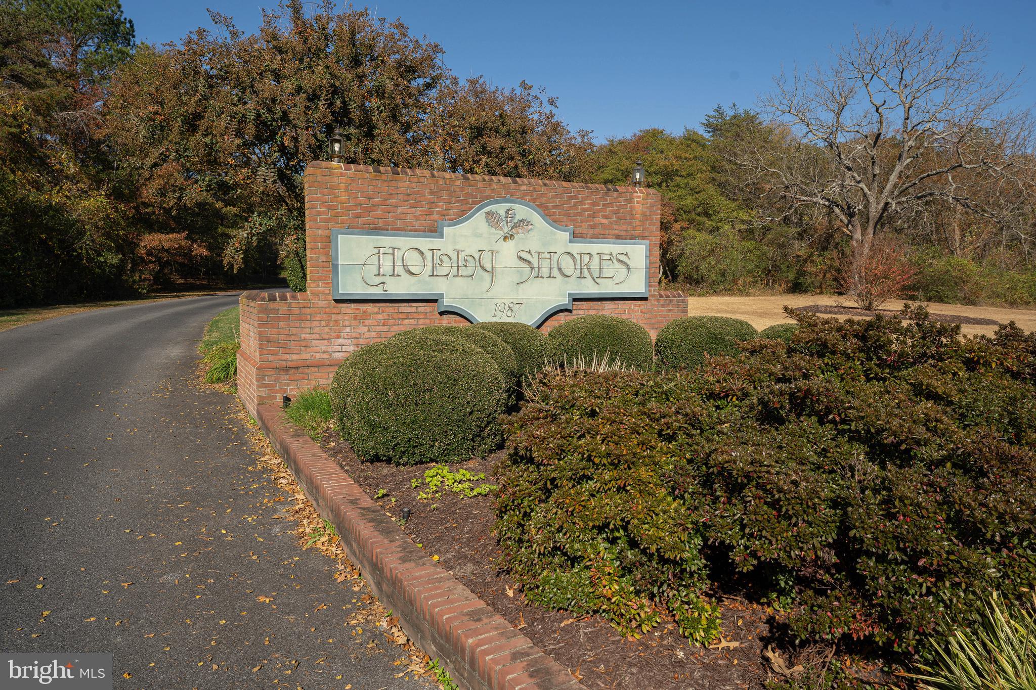 HOLLY SHORES - Residential