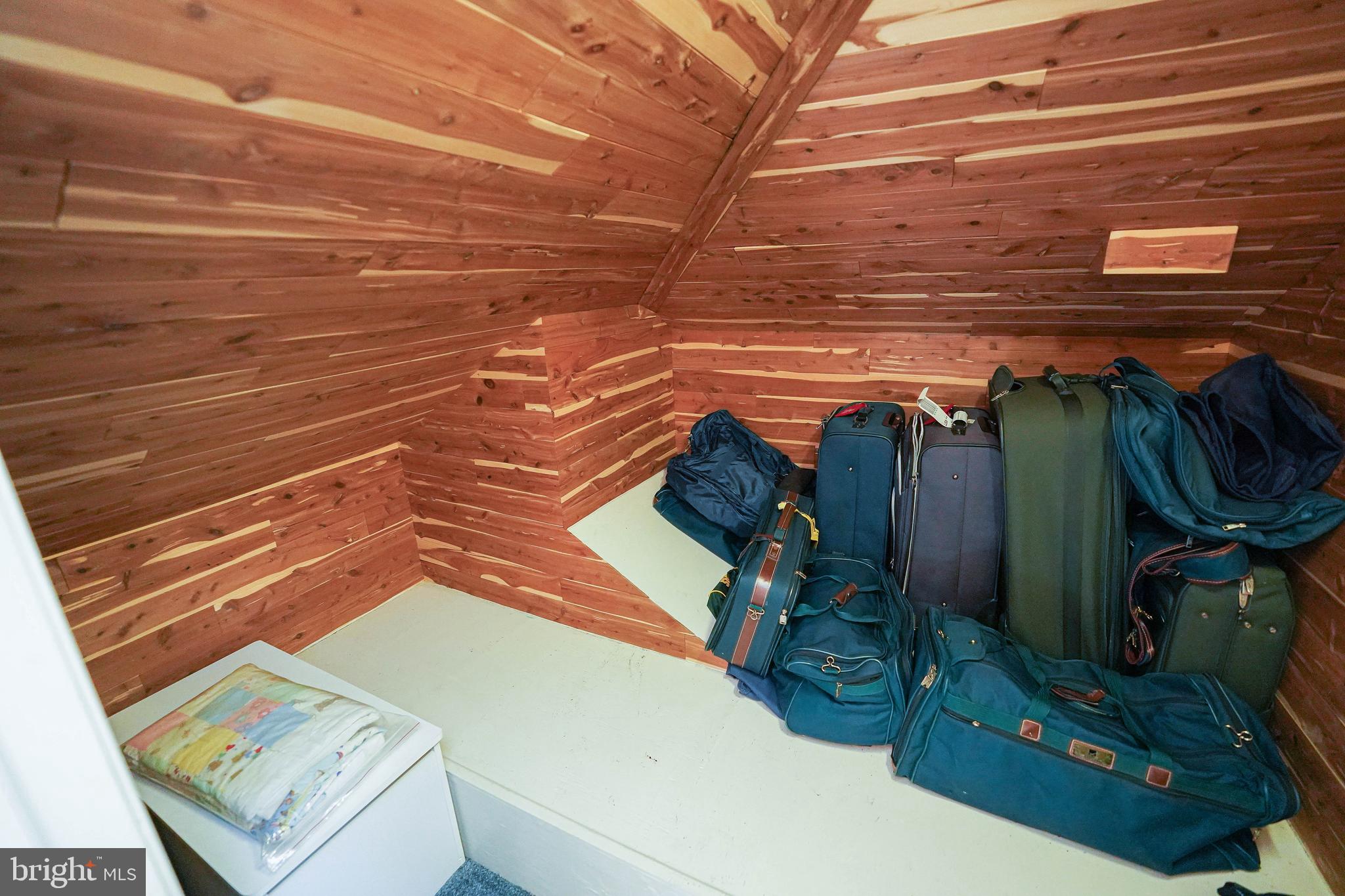 HOLLY SHORES - Residential