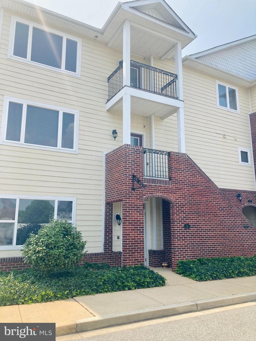 Beautiful luxury condo over 1400 S/F in the heart of La Plata, great "in-town" living, walk to town amenities. Steps to 2nd level entry, main level features, den, living room, storage, large kitchen w/ granite & stainless, tile, dining room, 1/2 bath, 2nd level features master suite, walk in close, super bath w/ walk in shower, soaking tub and balcony to relax on. MUST have good credit & references, NO PETS.