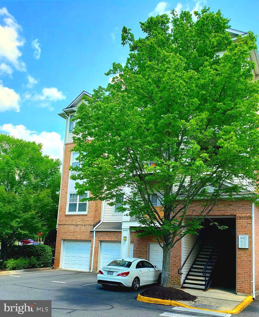 Light soaked garden condo in the heart of Fairfax! Spacious residence with enormous kitchen and huge island! Step out to serene patio surrounded by lush foliage. Large bedroom with walk in closet and nicely appointed bath. Open floorplan with computer nook and full size laundry. Enjoy close proximity to major commuter routes including I-66, FFX County Pkwy, Rts. 29, 123, 50 and 28. Close to Fairfax Corner with dining, boutiques, movies, Fair Oaks Mall and Oak Marr Golf Course. Chic residence in ultra convenient location!
