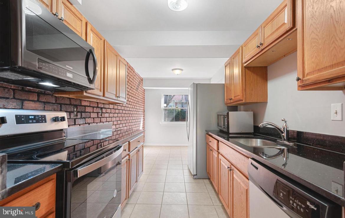 GLASSMANOR - Residential Lease