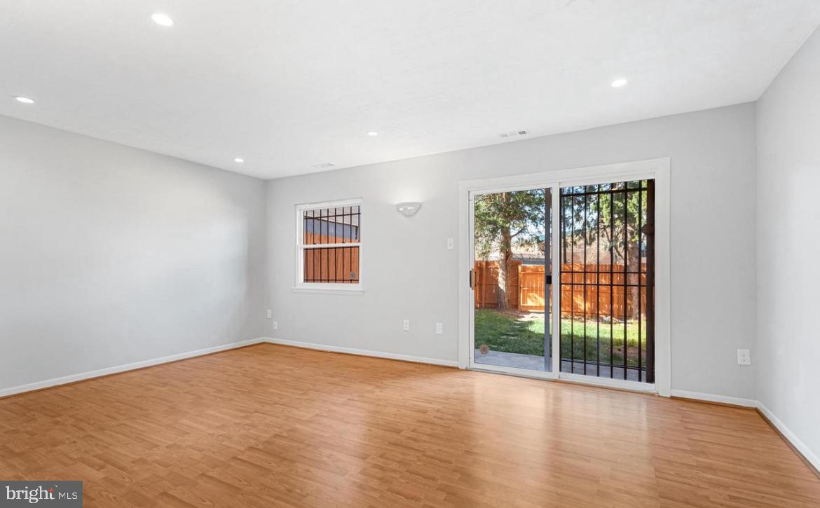 GLASSMANOR - Residential Lease