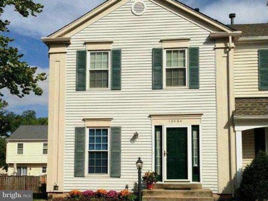 ***JUST REDUCED*** A wonderful 3 Bedroom Townhome END UNIT awaits you on Foxlease Court all nestled within FRANKLIN FARM!!! Features: Full Pantry, Upgraded GRANITE countertops, deck updates and CERAMIC flooring. WALKING distance to the Tot Lots, Tennis Courts and Swimming pools for your enjoyment. Close to shopping, schools, dining and more!