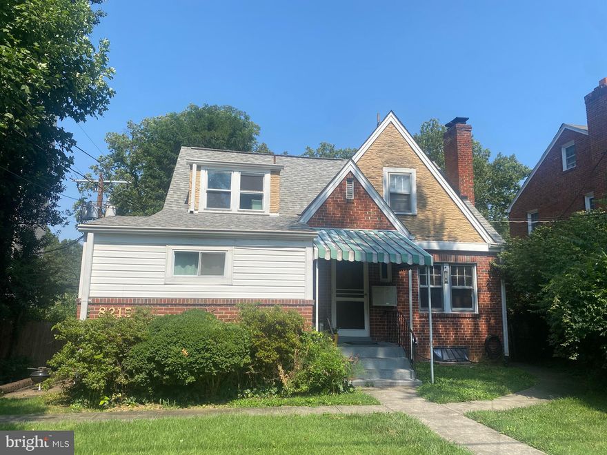 Cozy one bedroom apartment with hardwood floors in a quiet neighborhood.  three blocks to ride-on bus on Flower Ave.  Bike trail behind building.  Future purple line access, convenient to shops, restaurants and much more.  Short ride to Takoma park metro or Silver Spring metro.
