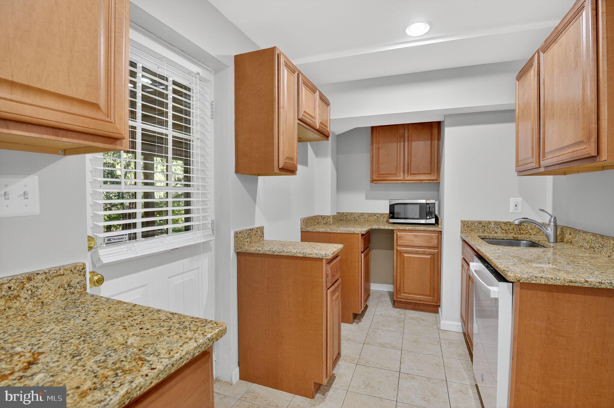 LAKE HALLOWELL - Residential