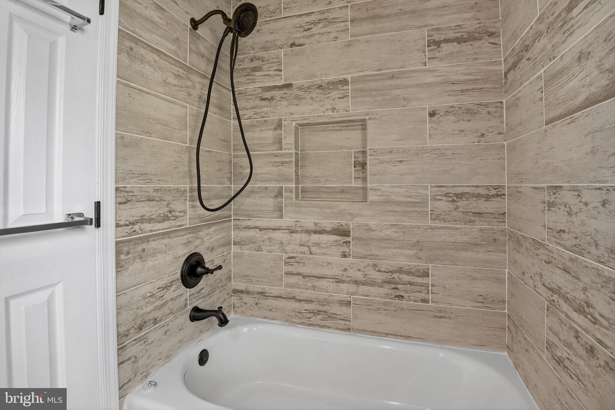 LAKE HALLOWELL - Residential