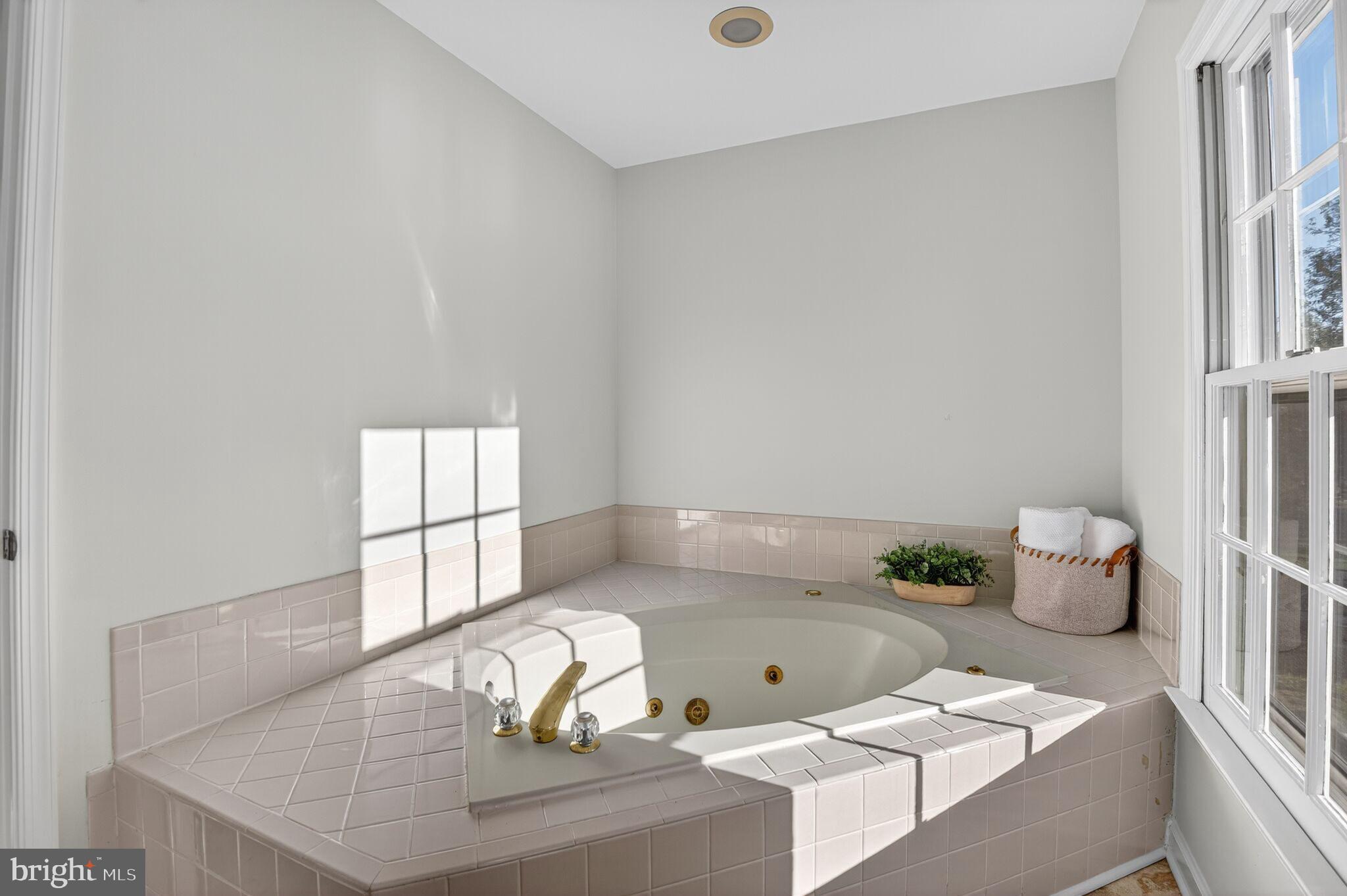 LAKE HALLOWELL - Residential