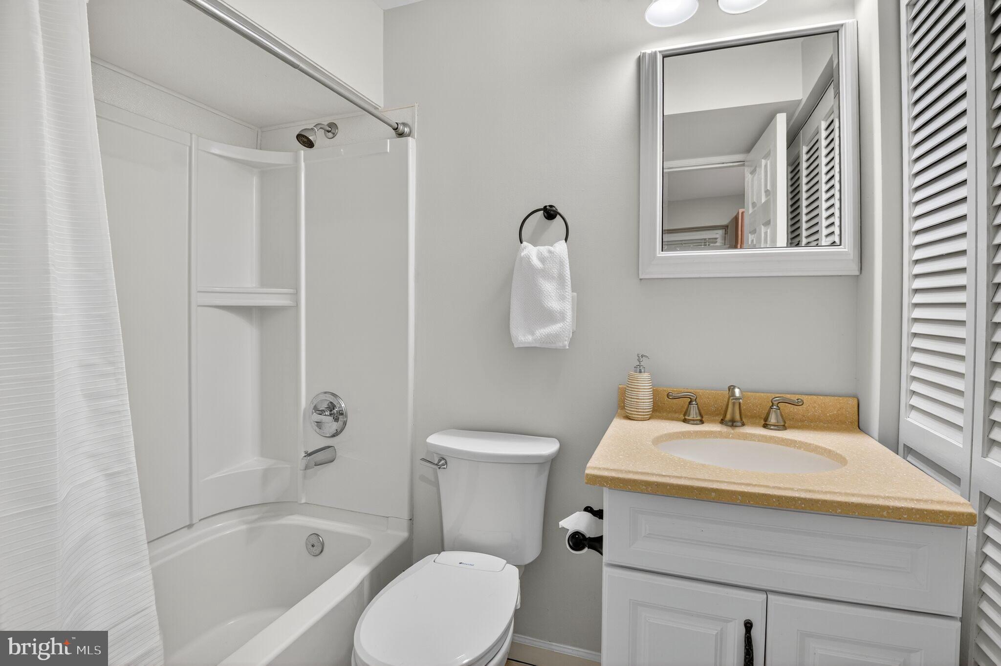 LAKE HALLOWELL - Residential