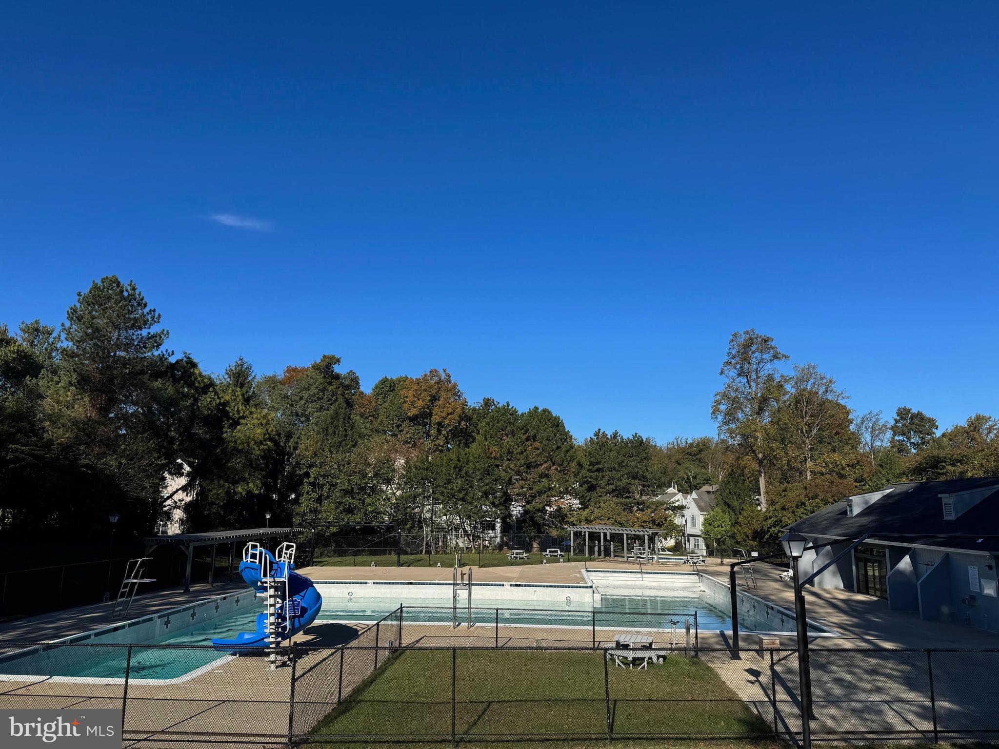 LAKE HALLOWELL - Residential