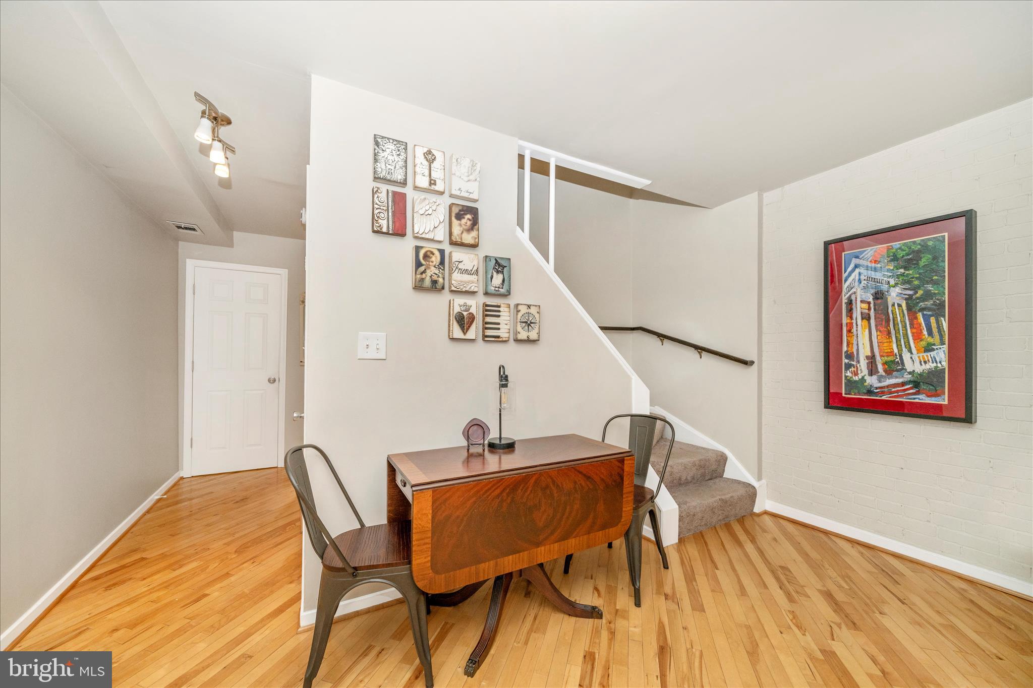 8TH STREET MEWS CONDO - Residential