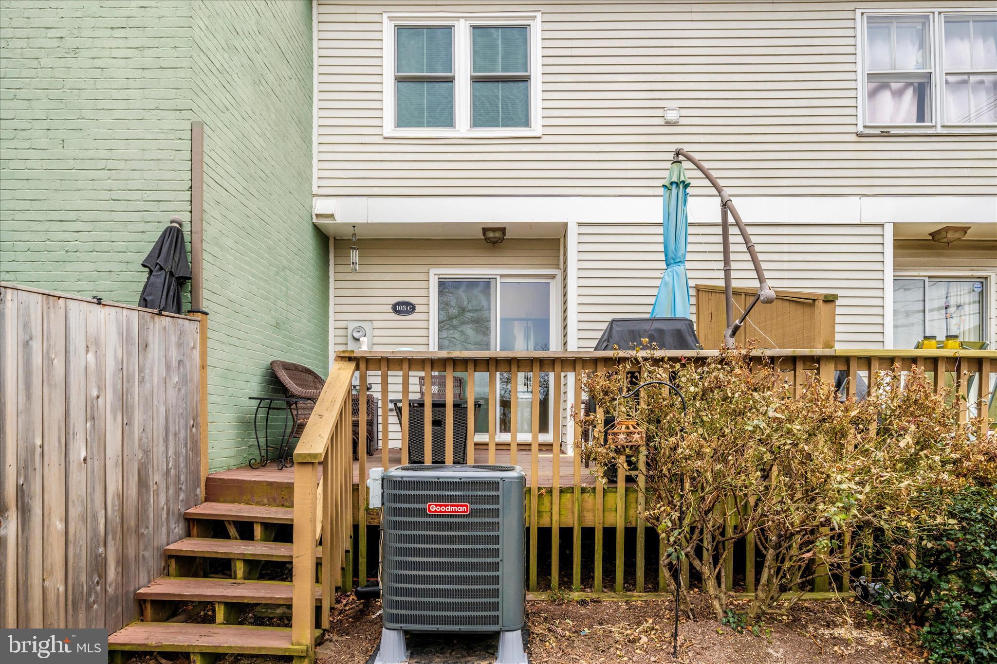 8TH STREET MEWS CONDO - Residential