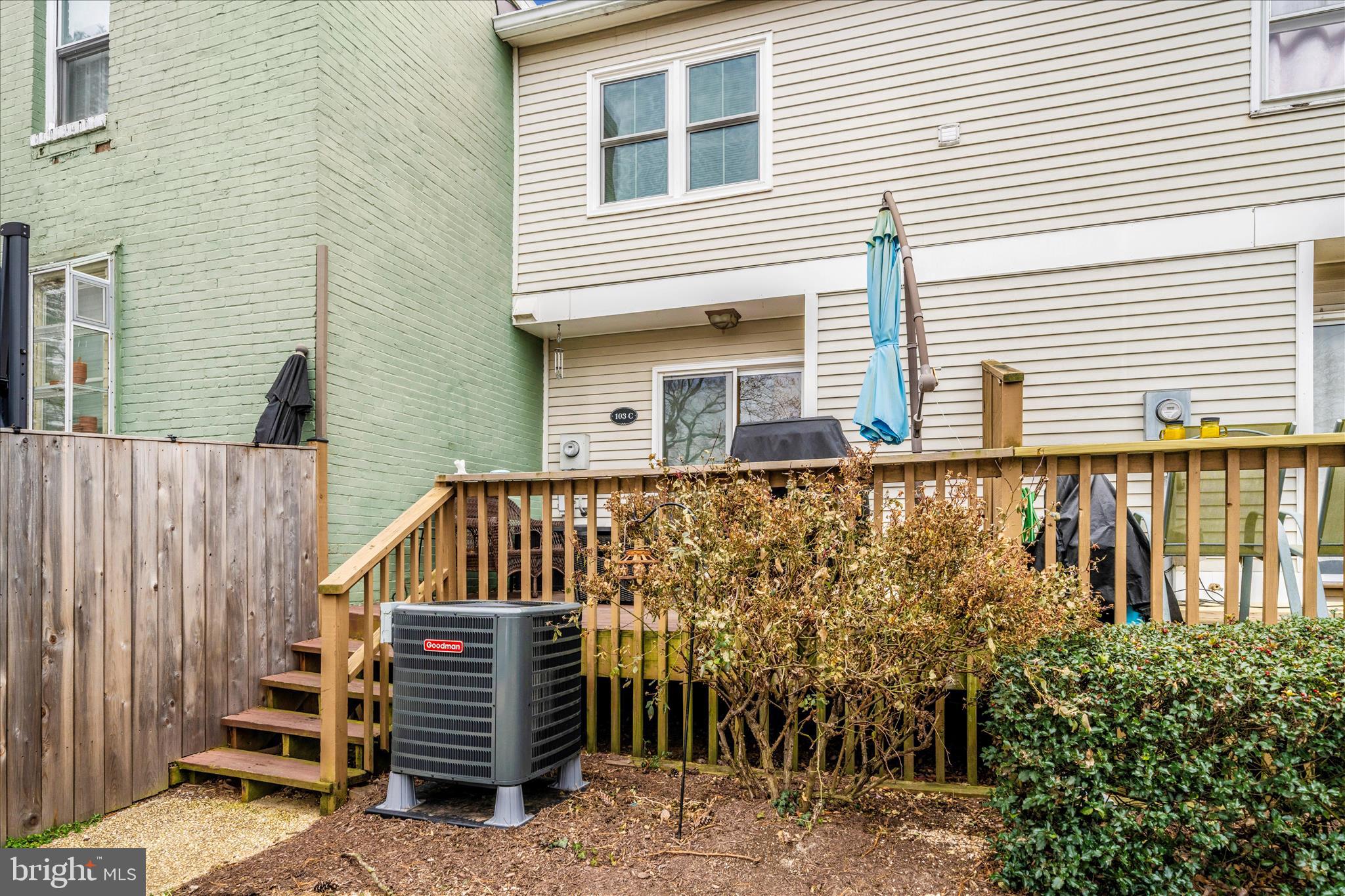 8TH STREET MEWS CONDO - Residential