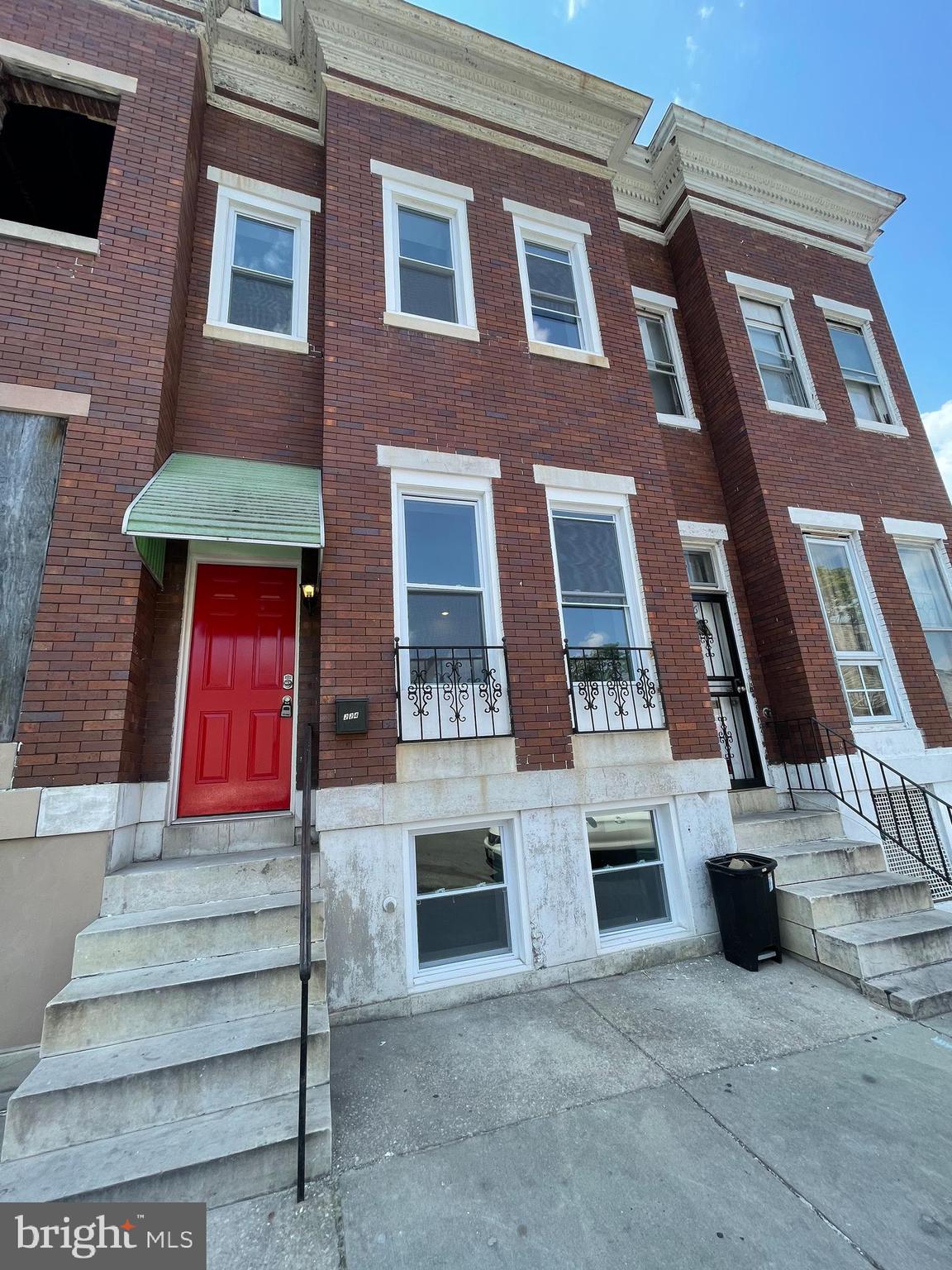 Spacious 4 bedroom, 2.5 bathroom property that has been totally renovated. New kitchen, stainless steel appliances, washer and dryer. Hardwood floors