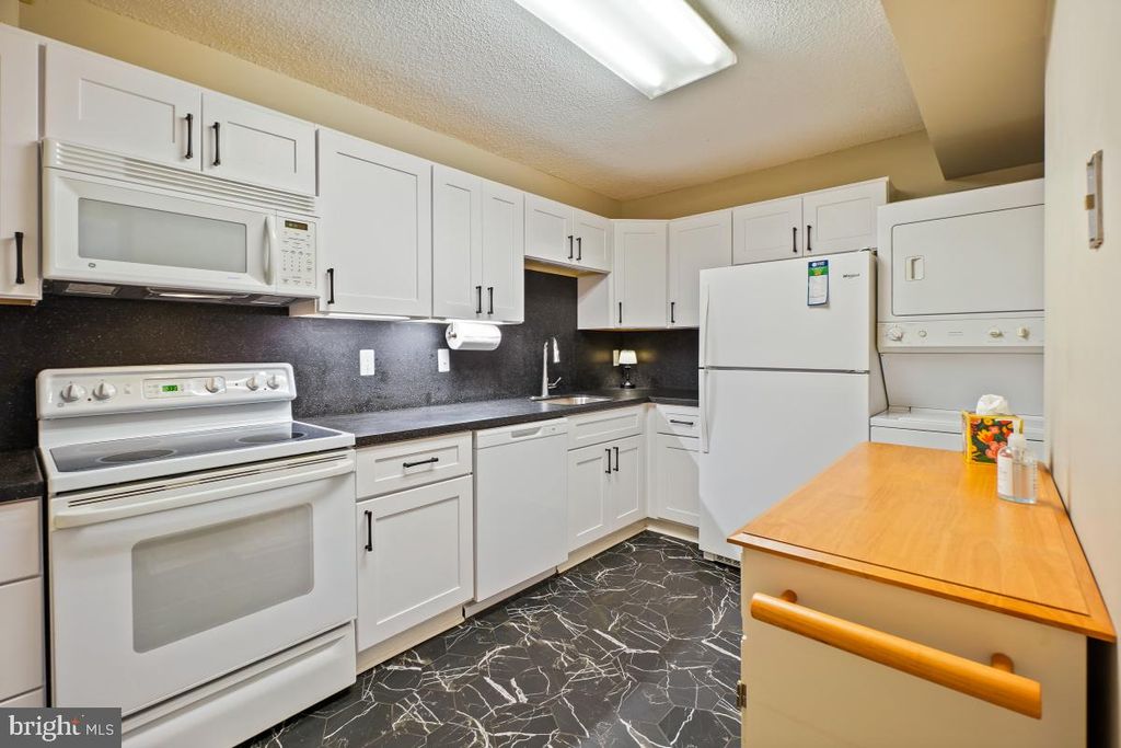 Photo of 15101 Interlachen Drive #1-722, SILVER SPRING, MD 20906 (MLS # MDMC2205974)