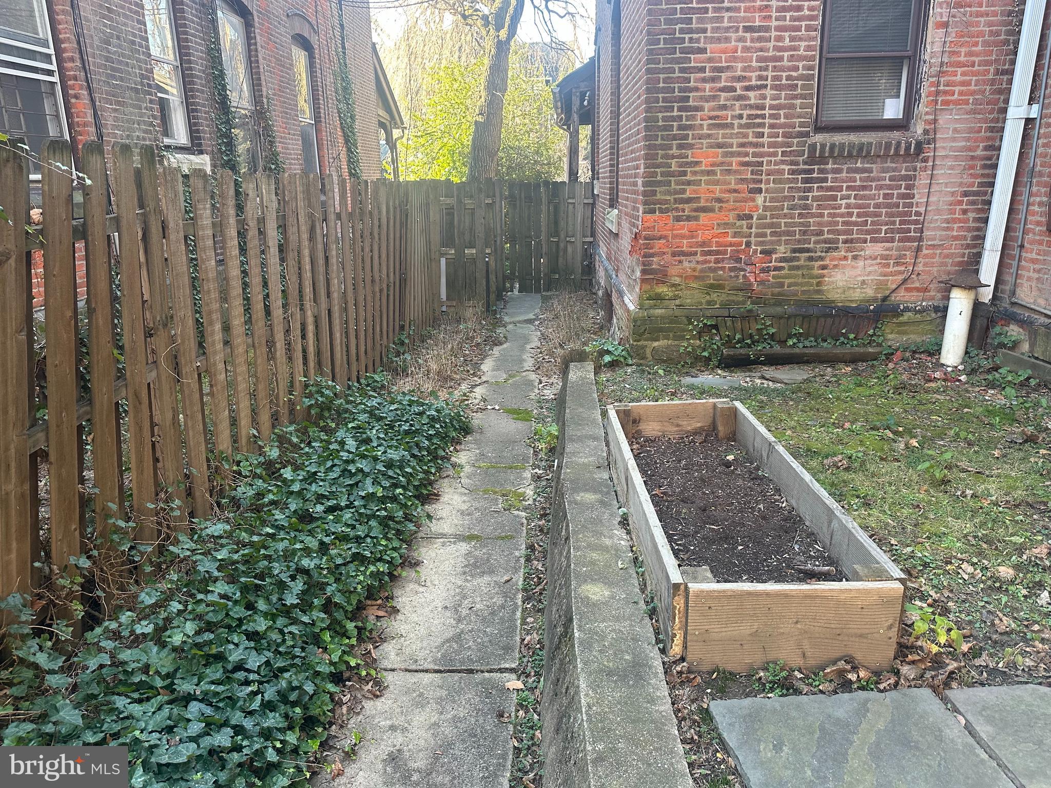 SQUIRREL HILL - Residential Lease