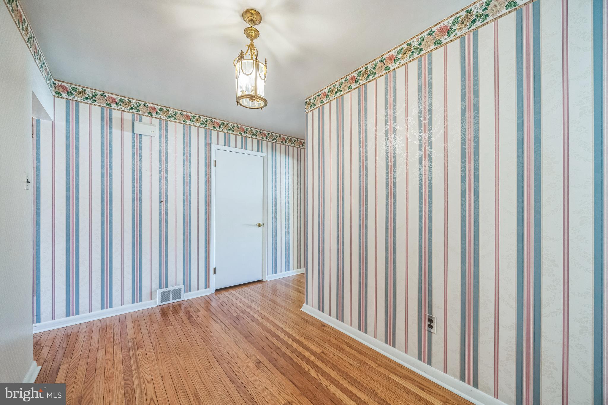835 WAYSIDE LANE