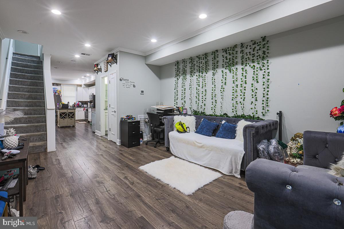 ELLWOOD PARK - Residential