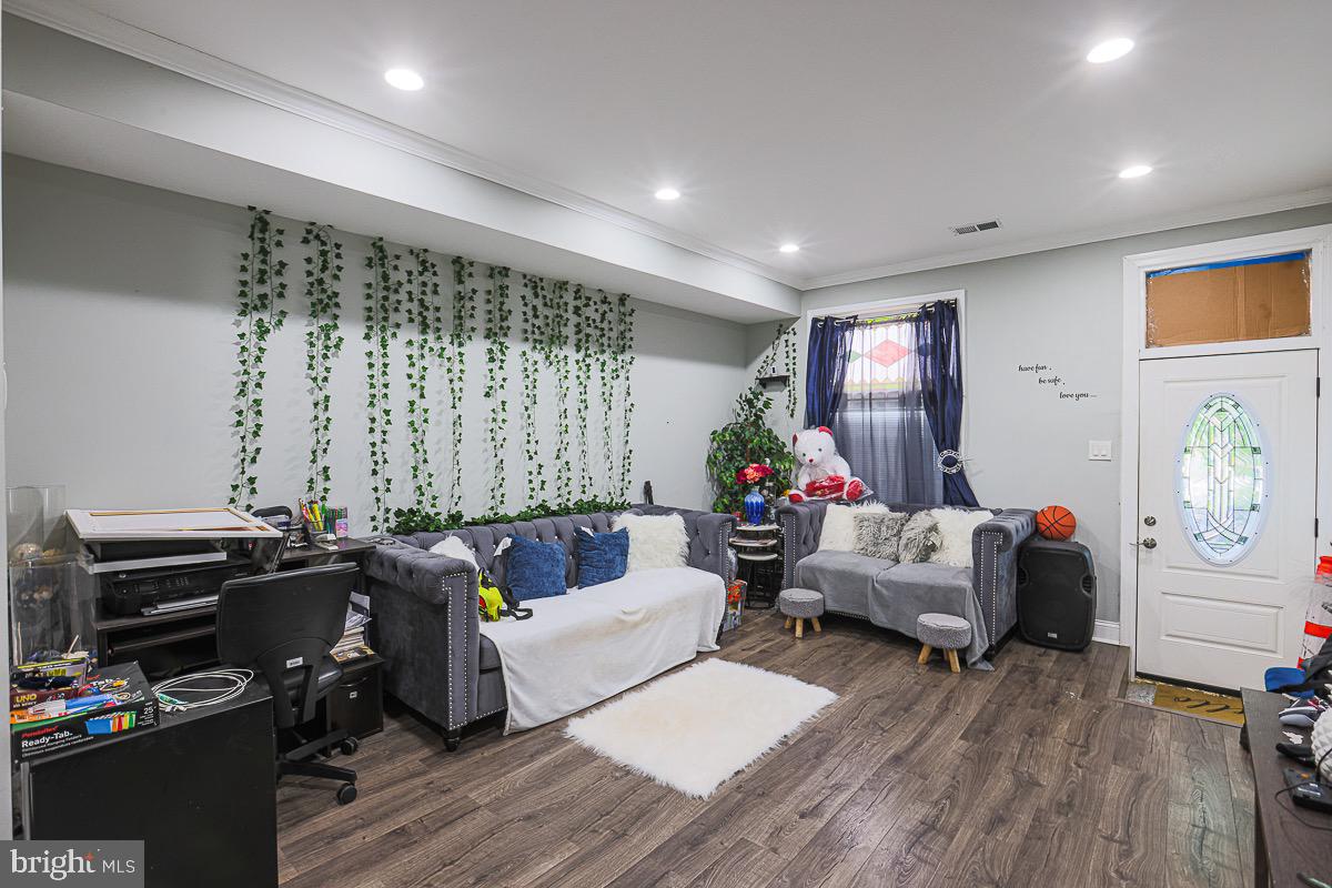 ELLWOOD PARK - Residential