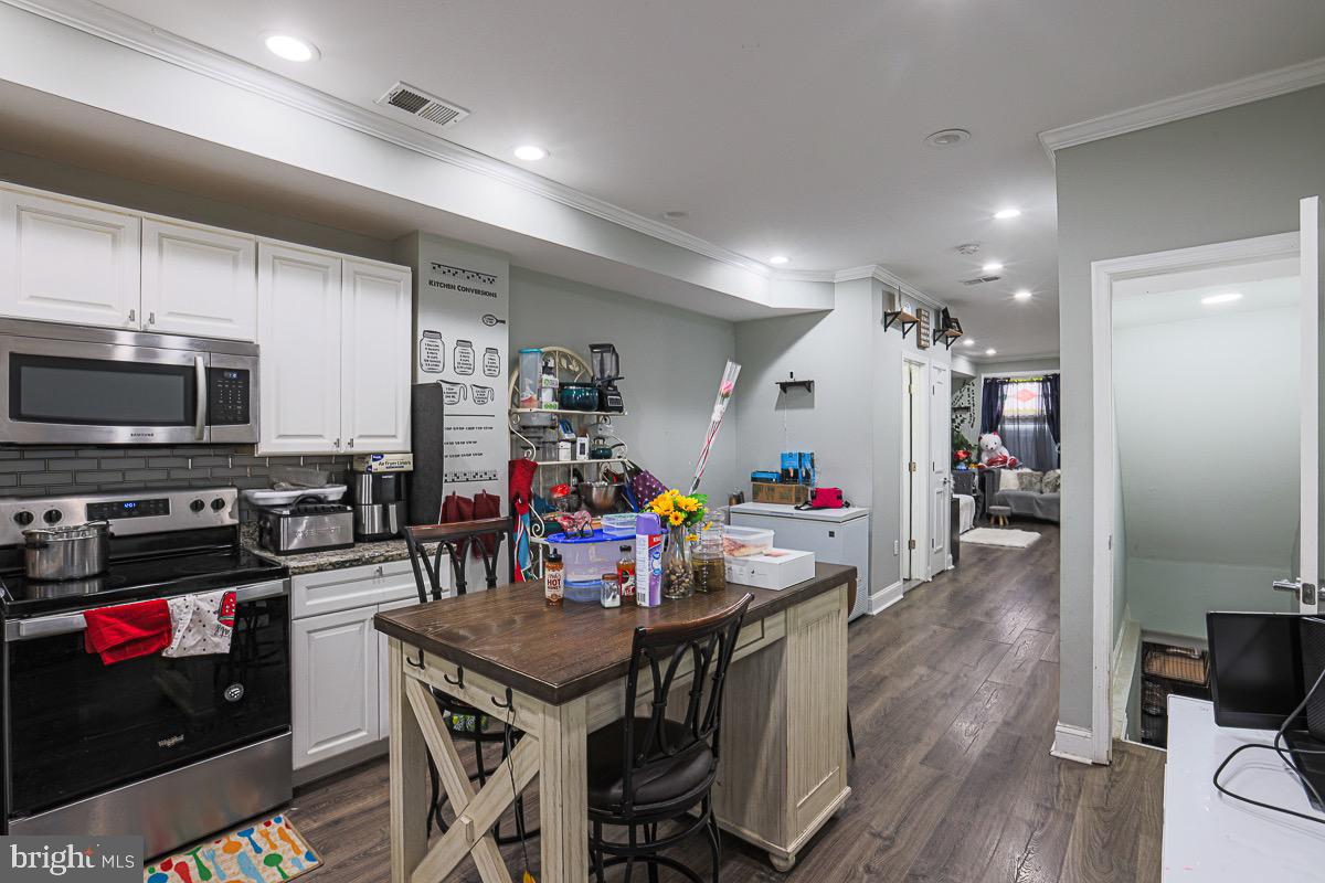 ELLWOOD PARK - Residential