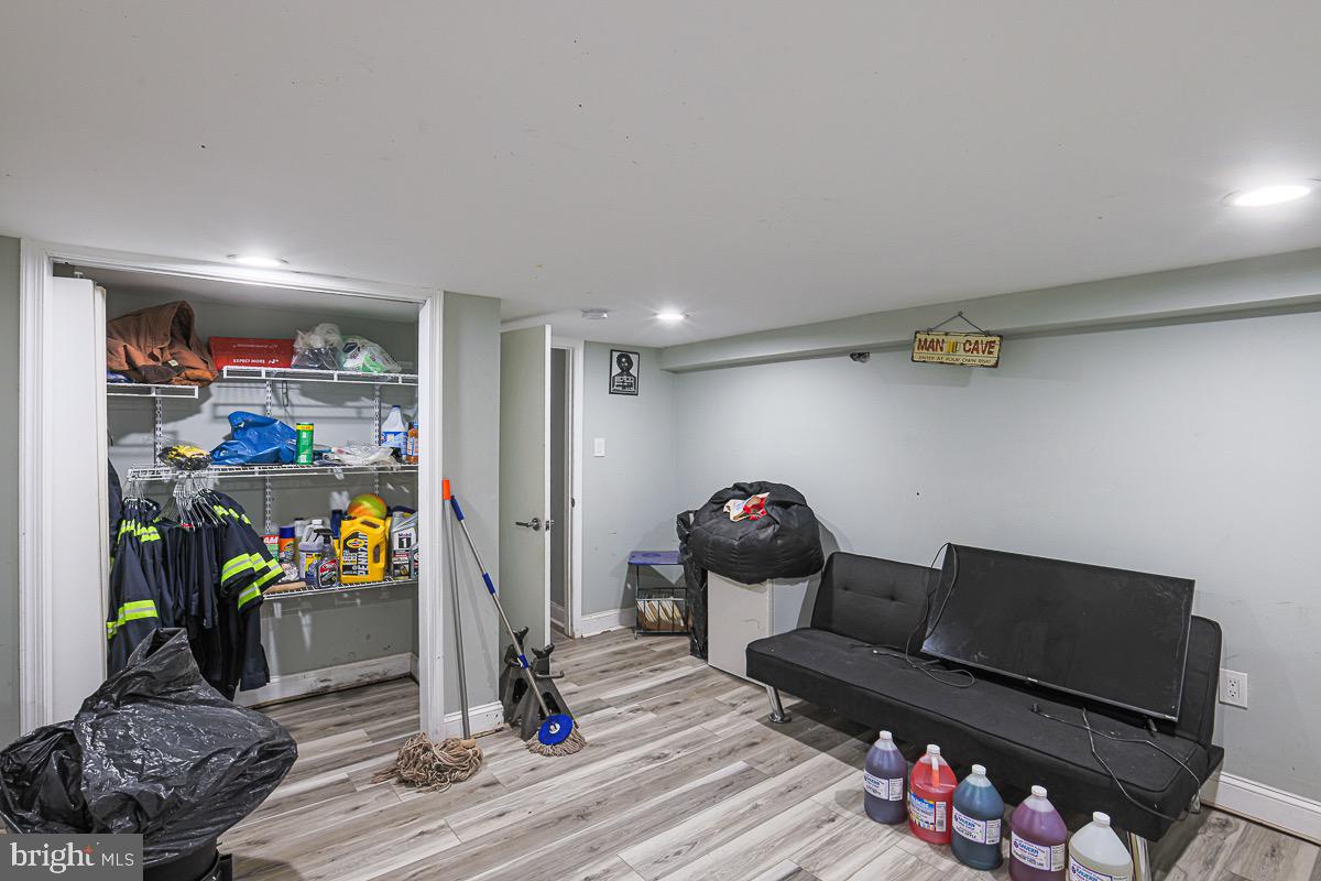 ELLWOOD PARK - Residential