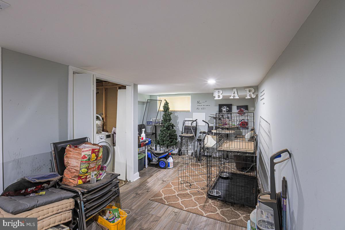 ELLWOOD PARK - Residential