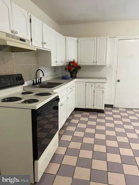 Coatesville, Pennsylvania 19320, United States, 4 Bedrooms Bedrooms, ,1 BathroomBathrooms,Residential,Pending,2779