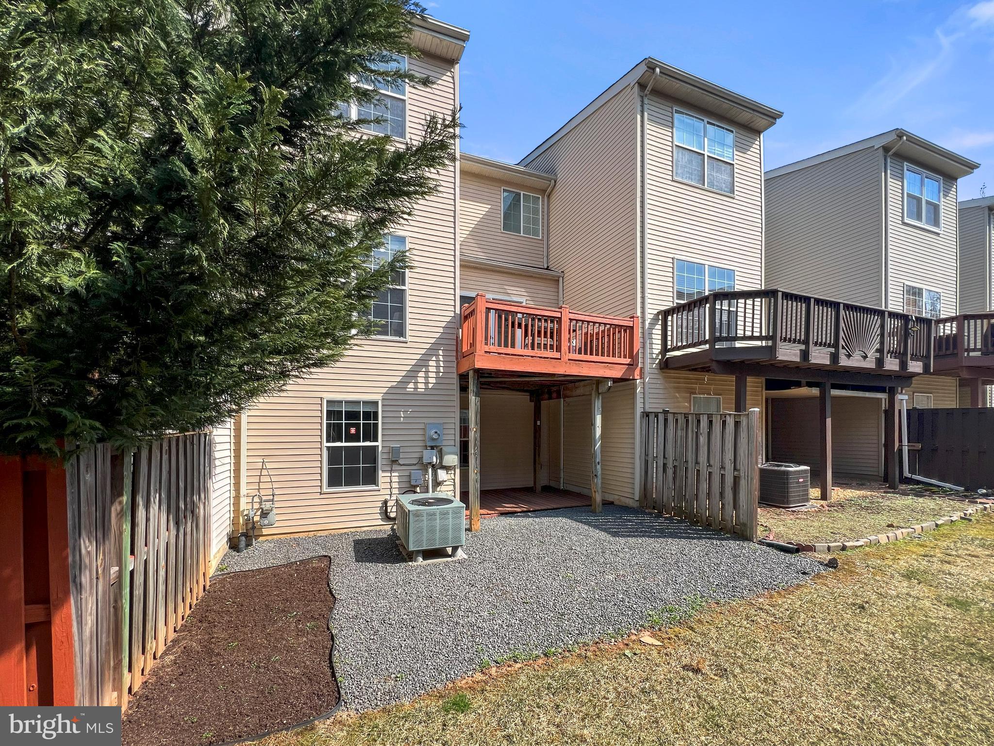 TOWNES AT FAIR LAKES GLEN - Residential