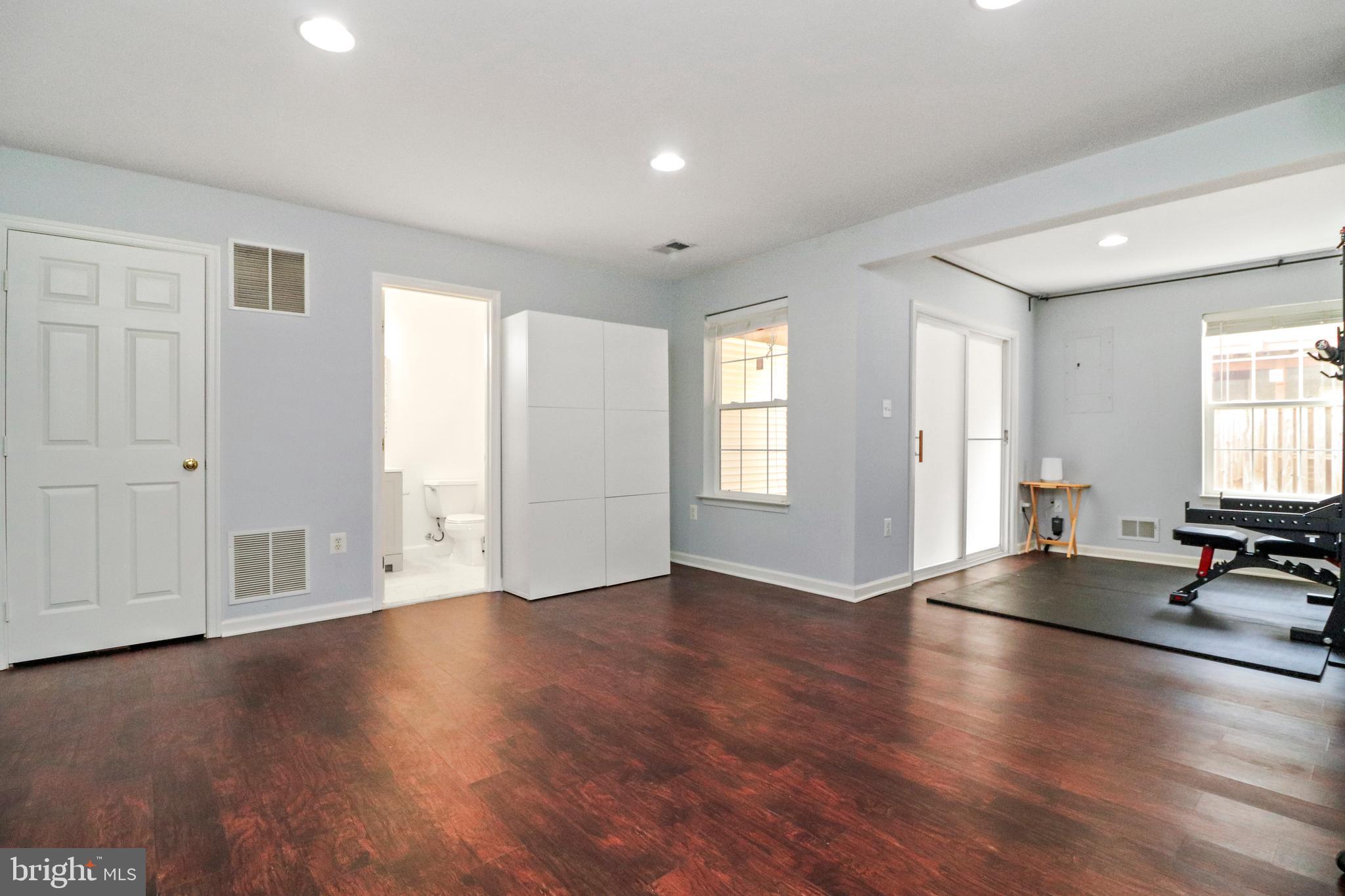 TOWNES AT FAIR LAKES GLEN - Residential