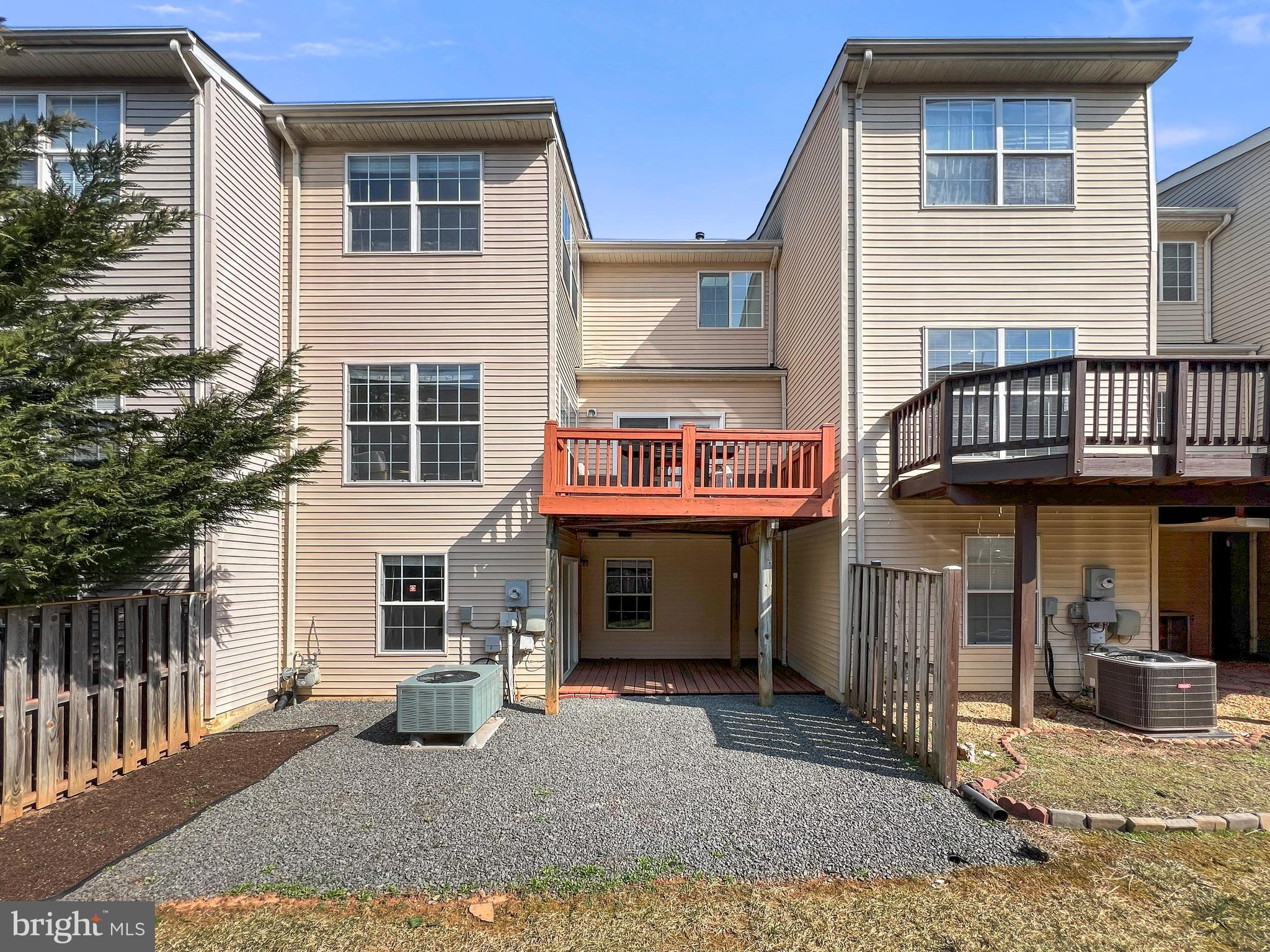 TOWNES AT FAIR LAKES GLEN - Residential