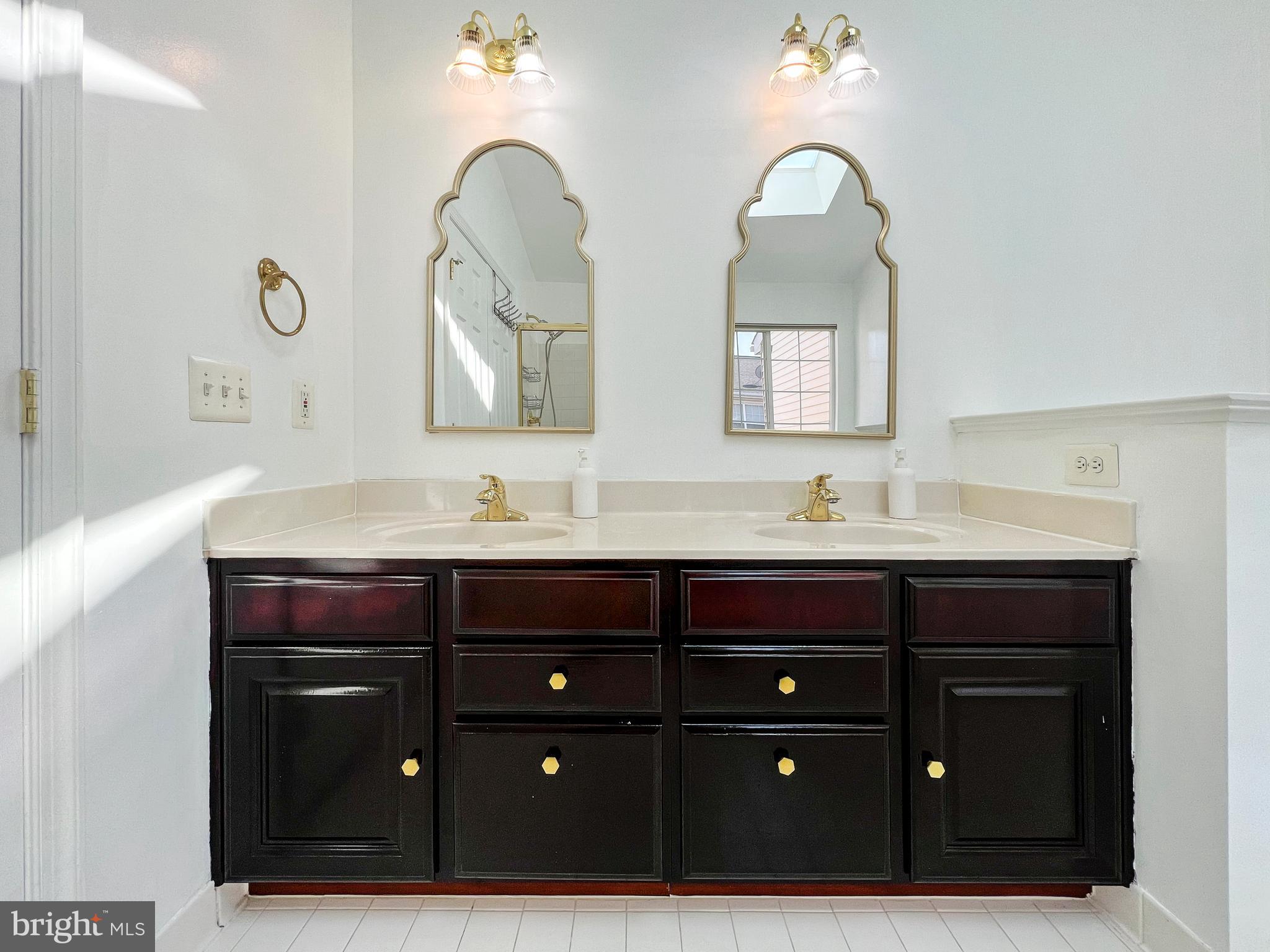 TOWNES AT FAIR LAKES GLEN - Residential