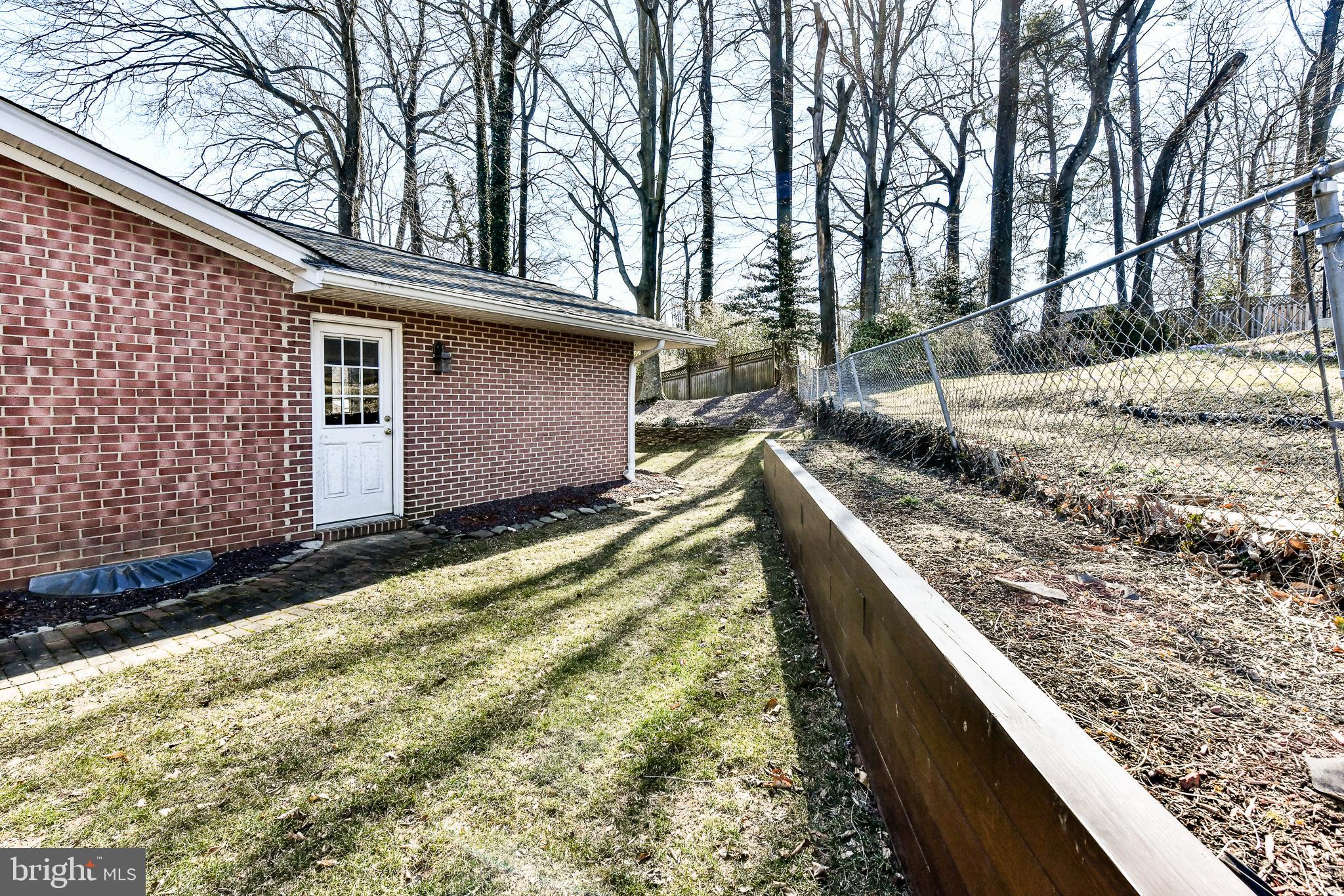 MOSBY WOODS - Residential Lease