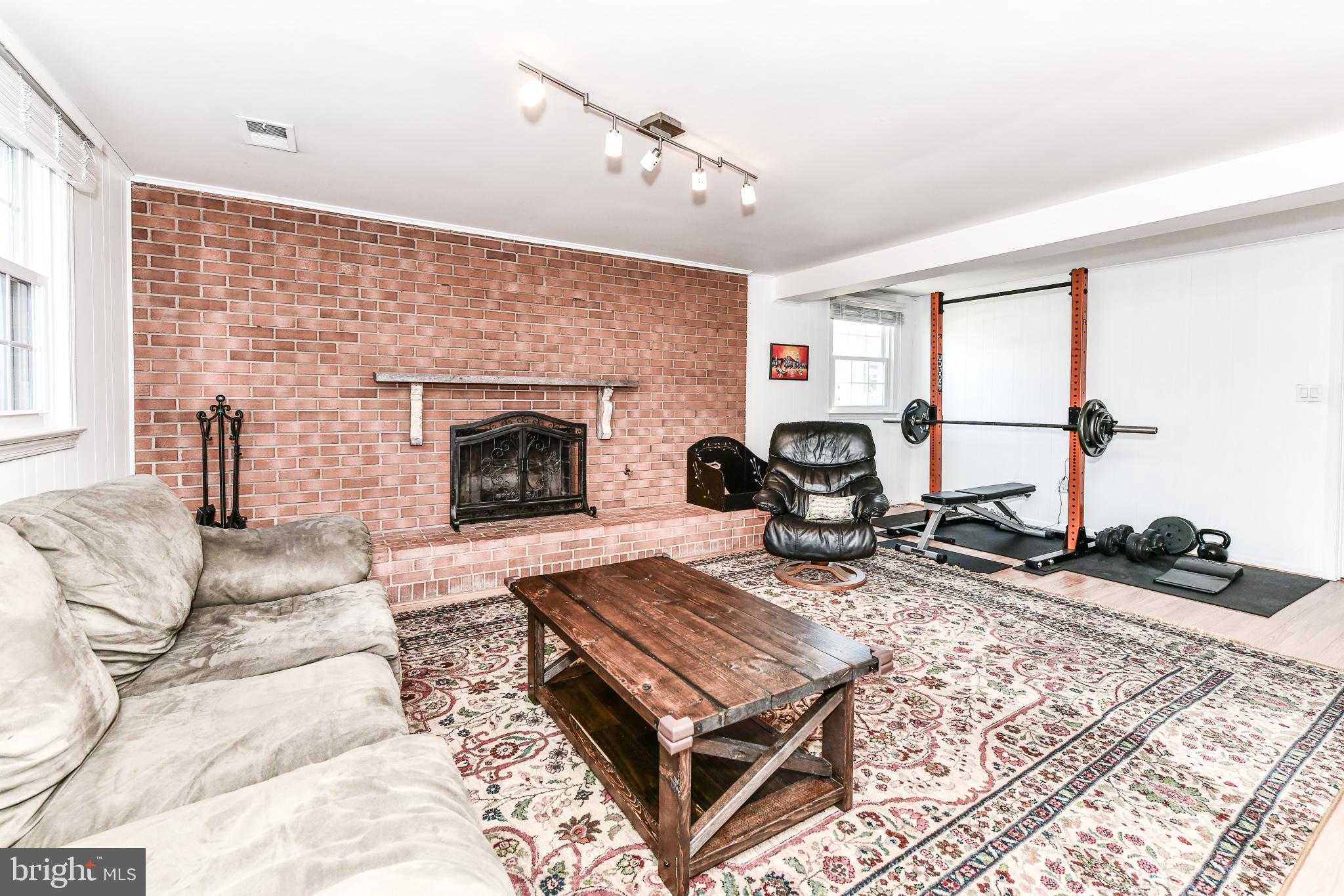 MOSBY WOODS - Residential Lease