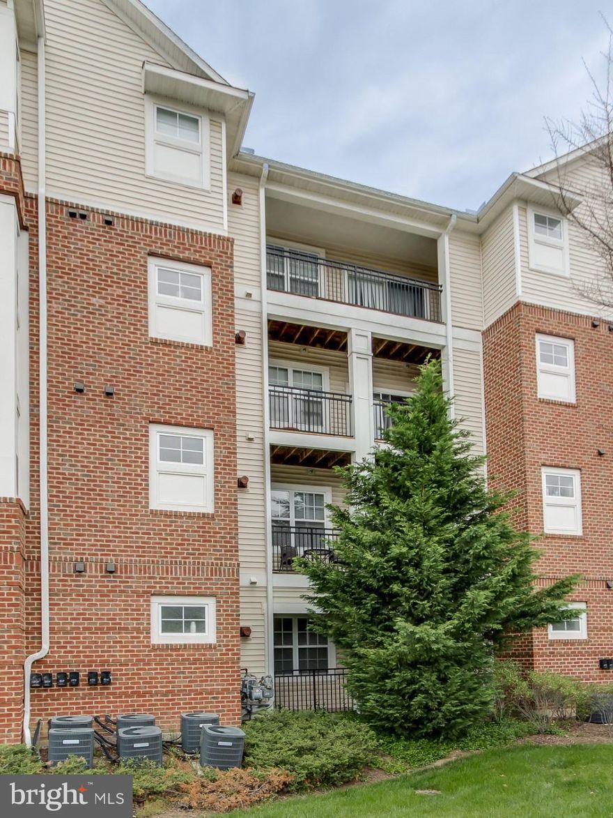 *WELL CARED FOR ONE BEDROOM, ONE BATH CONDO IN BRYSON PARK*GLEAMING MANUFACTURED HARDWOOD FLOOR*KITCHEN WITH STAINLESS STEEL APPLIANCES OPENS TO DINING ROOM & FAMILY ROOM*MASTER SUITE*BALCONY*
.08 miles from the Herndon Monroe Park and Ride*3.8 miles to the Wiehle Metro Station