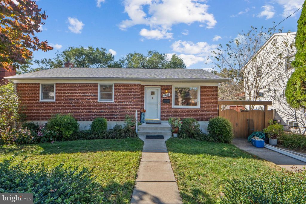 Photo of 4616 Creek Shore Drive, ROCKVILLE, MD 20852 (MLS # MDMC2203948)