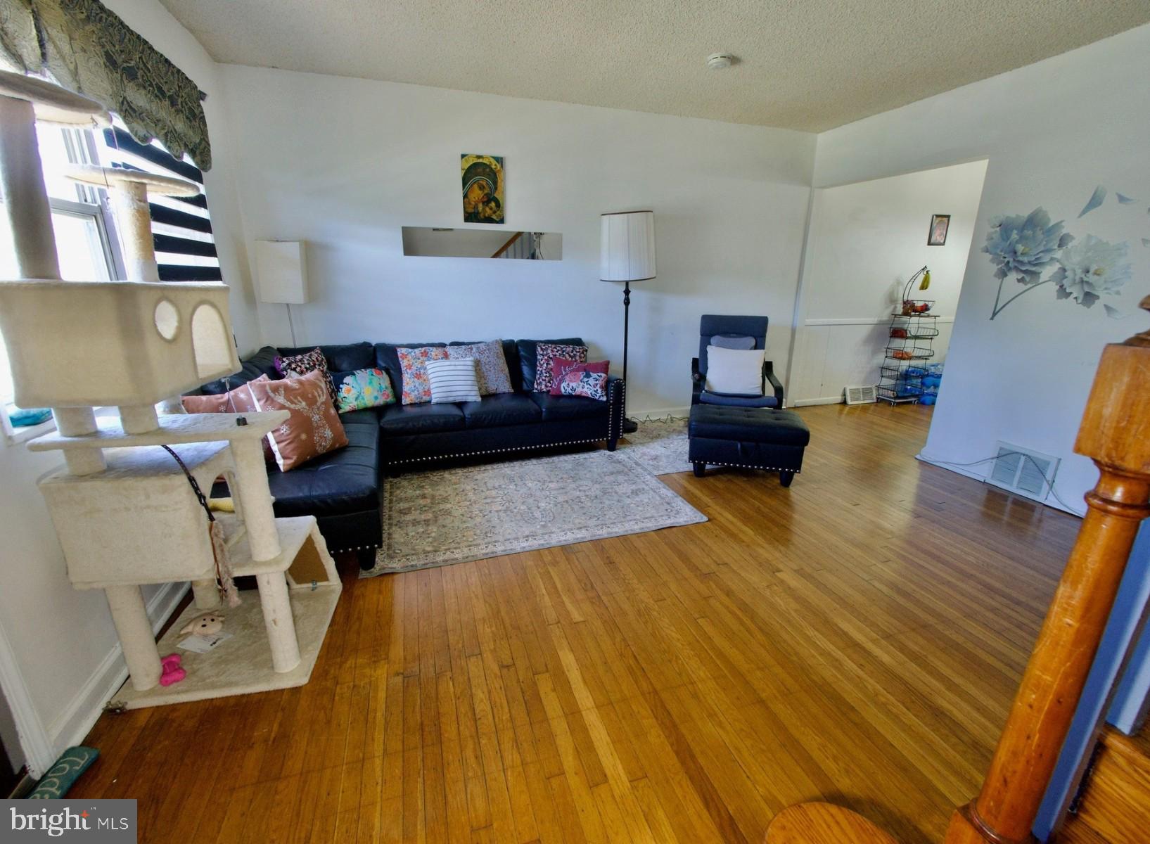 3717 SCHLEICHER AVENUE