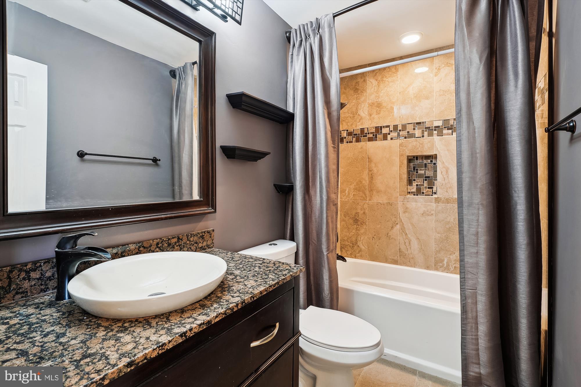 LAKESIDE - Residential