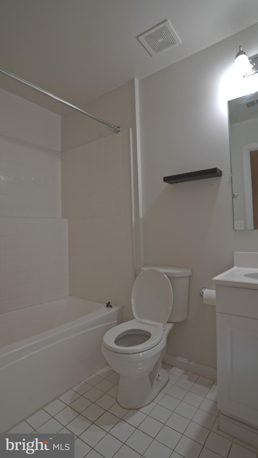 LAUREL HILL LANDBAY - Residential Lease