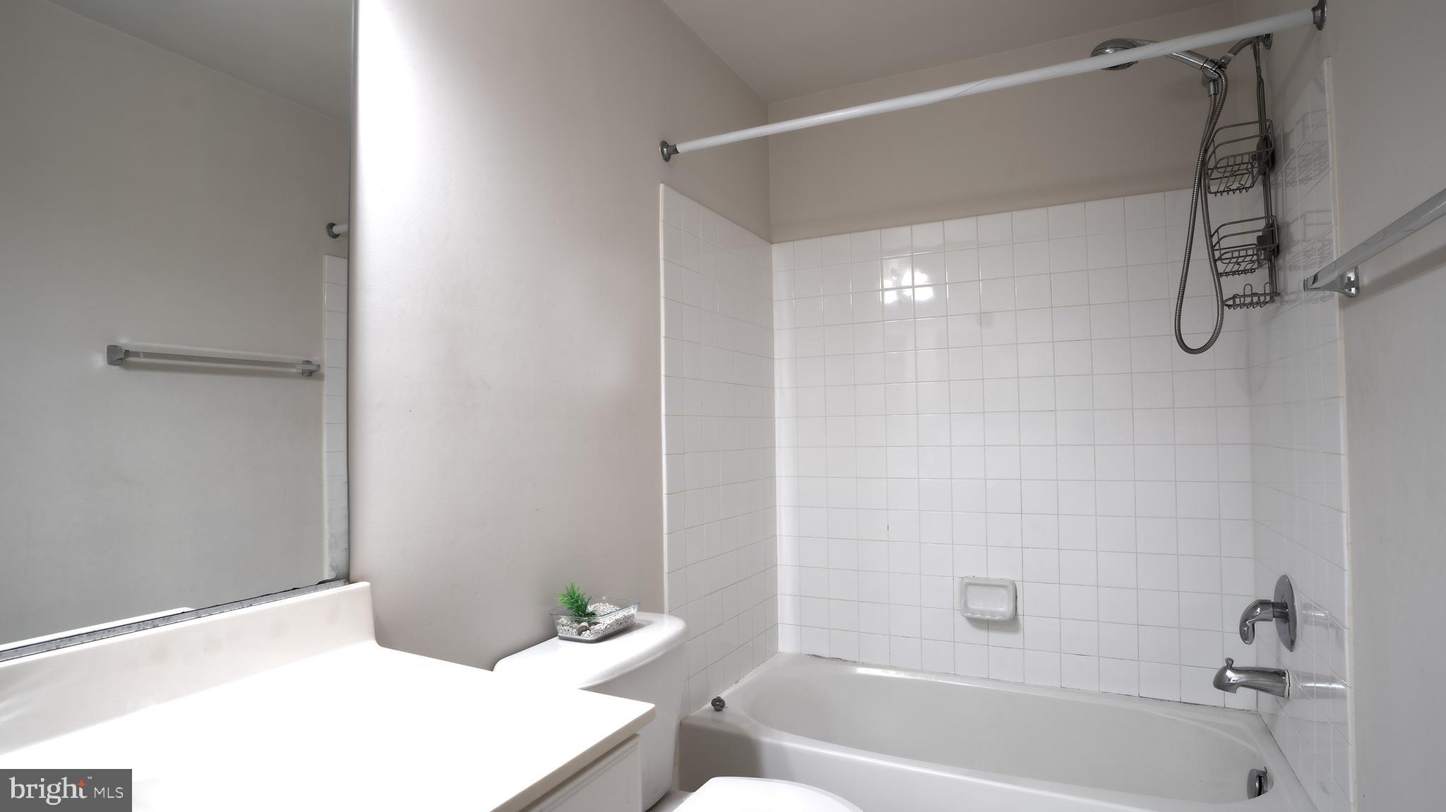 LAUREL HILL LANDBAY - Residential Lease