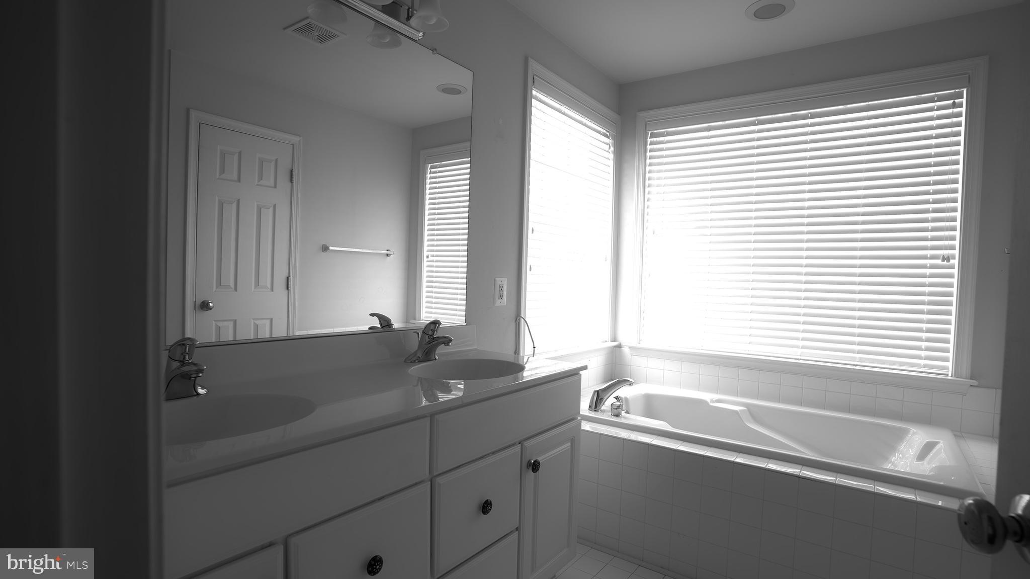 LAUREL HILL LANDBAY - Residential Lease