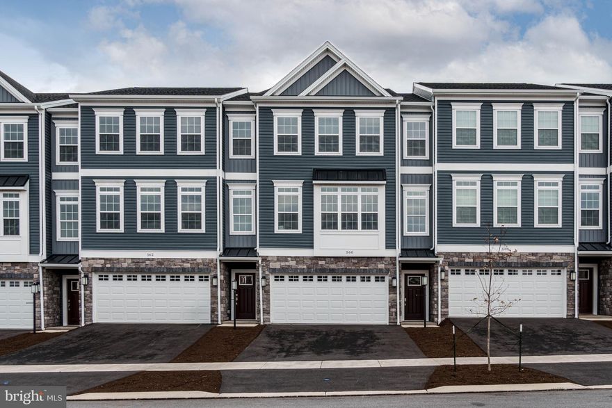 NEW CONSTRUCTION in Canterbury Ridge!